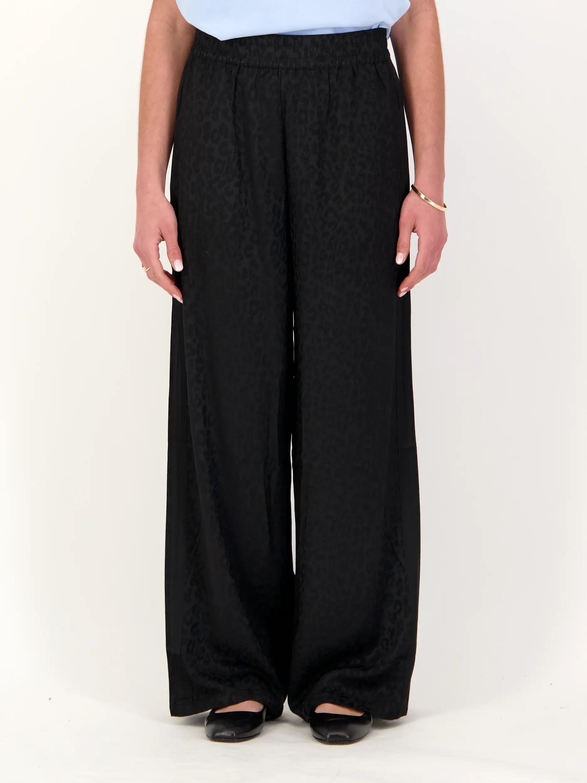 Hose 'Saela' - Artikel Vorderseite getragen von einem Modell - Farbe: Grau