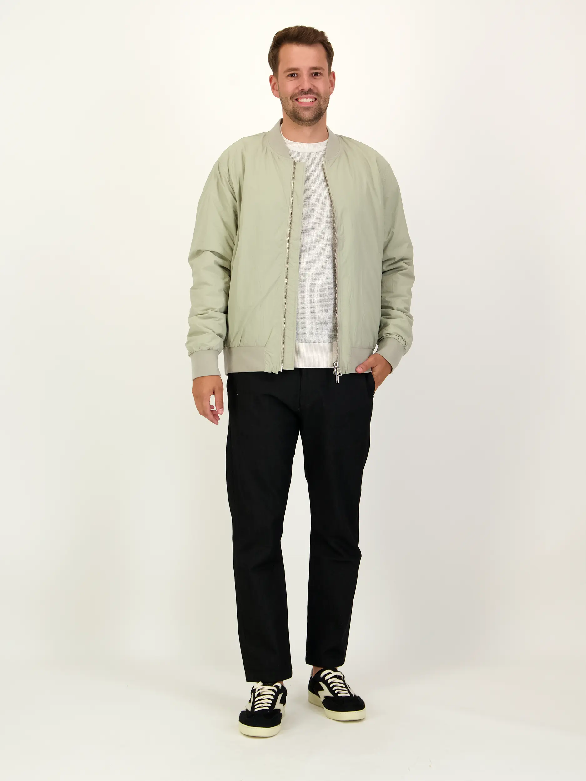 Pullover aus Woll-Mix langarm - Artikel Teil eines Outfits getragen von einem Modell