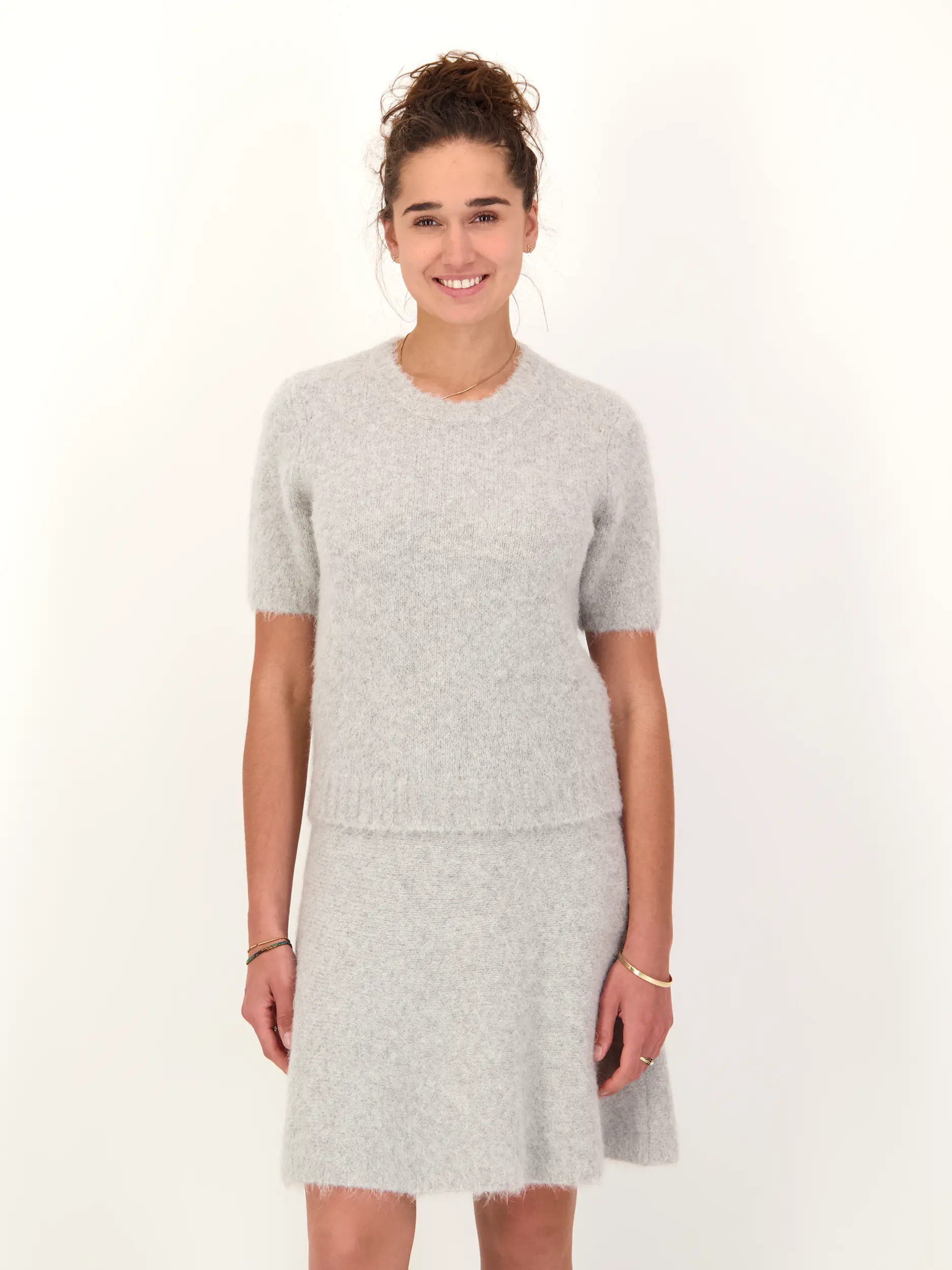 Pullover 'Sajeanne' - Artikel Vorderseite getragen von einem Modell - Farbe: Grau