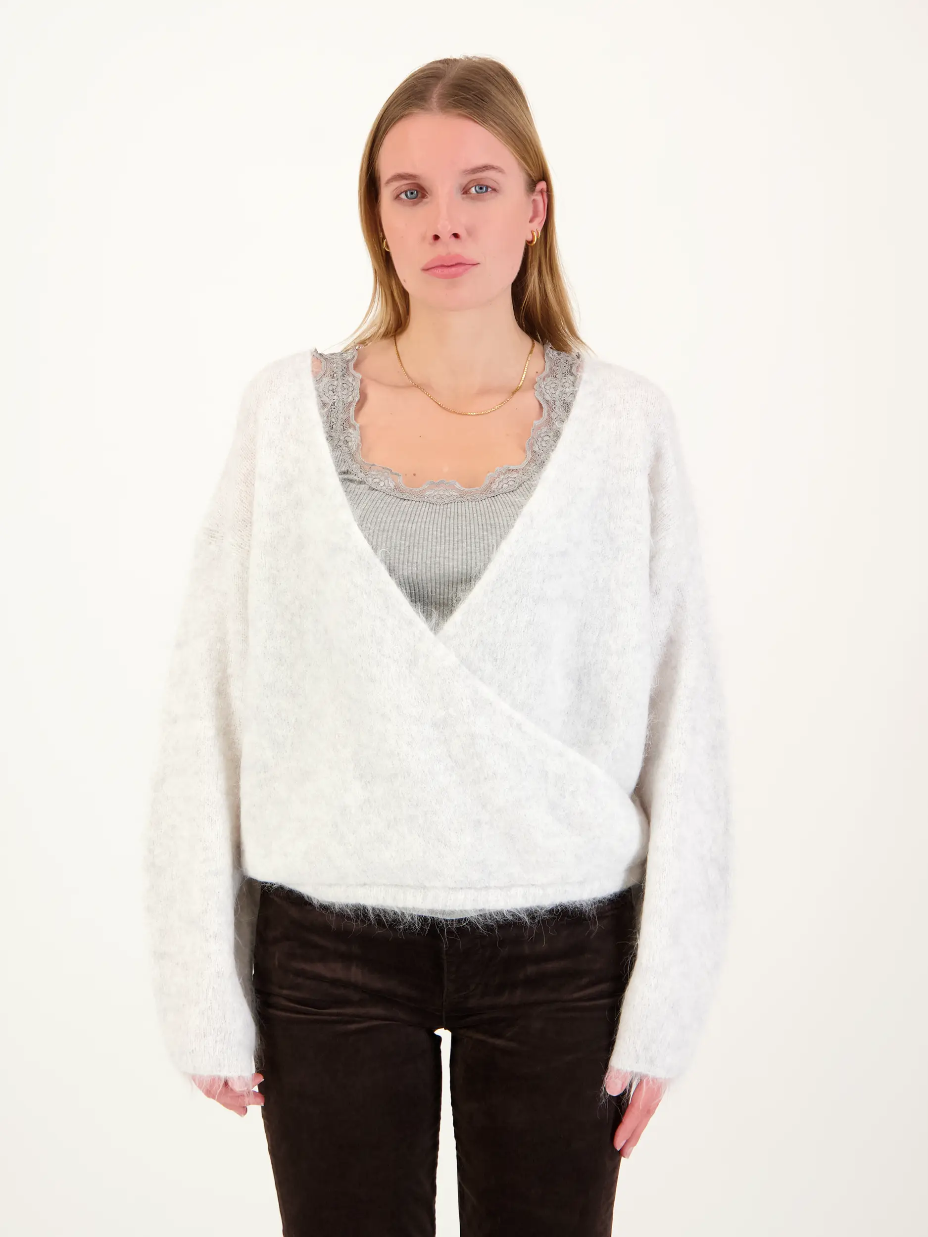 Pullover 'Nuny' aus Alpaka langarm - Artikel Vorderseite getragen von einem Modell - Farbe: Grau