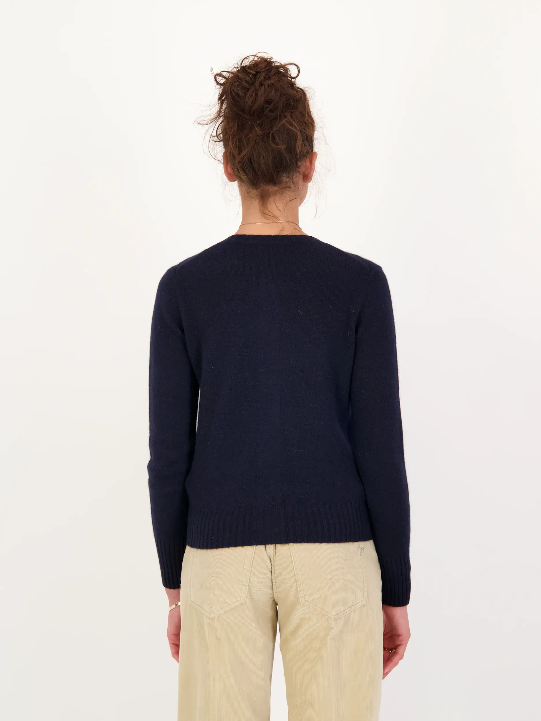 Strickjacke aus Kaschmir - Artikel Rückseite getragen von einem Modell - Farbe: Blau