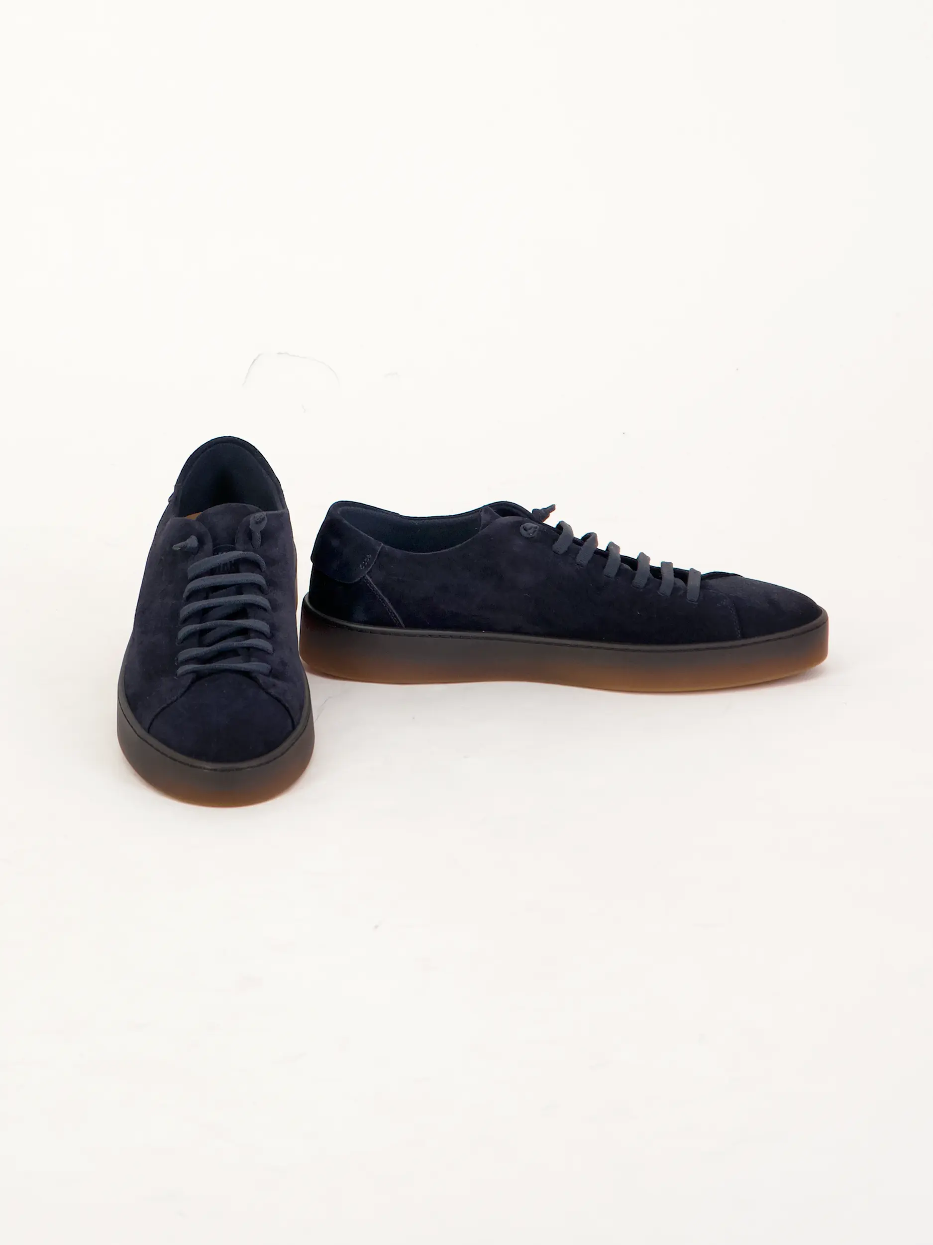 Sneaker aus Veloursleder - Artikel Vorderseite getragen von einem Modell - Farbe: Blau