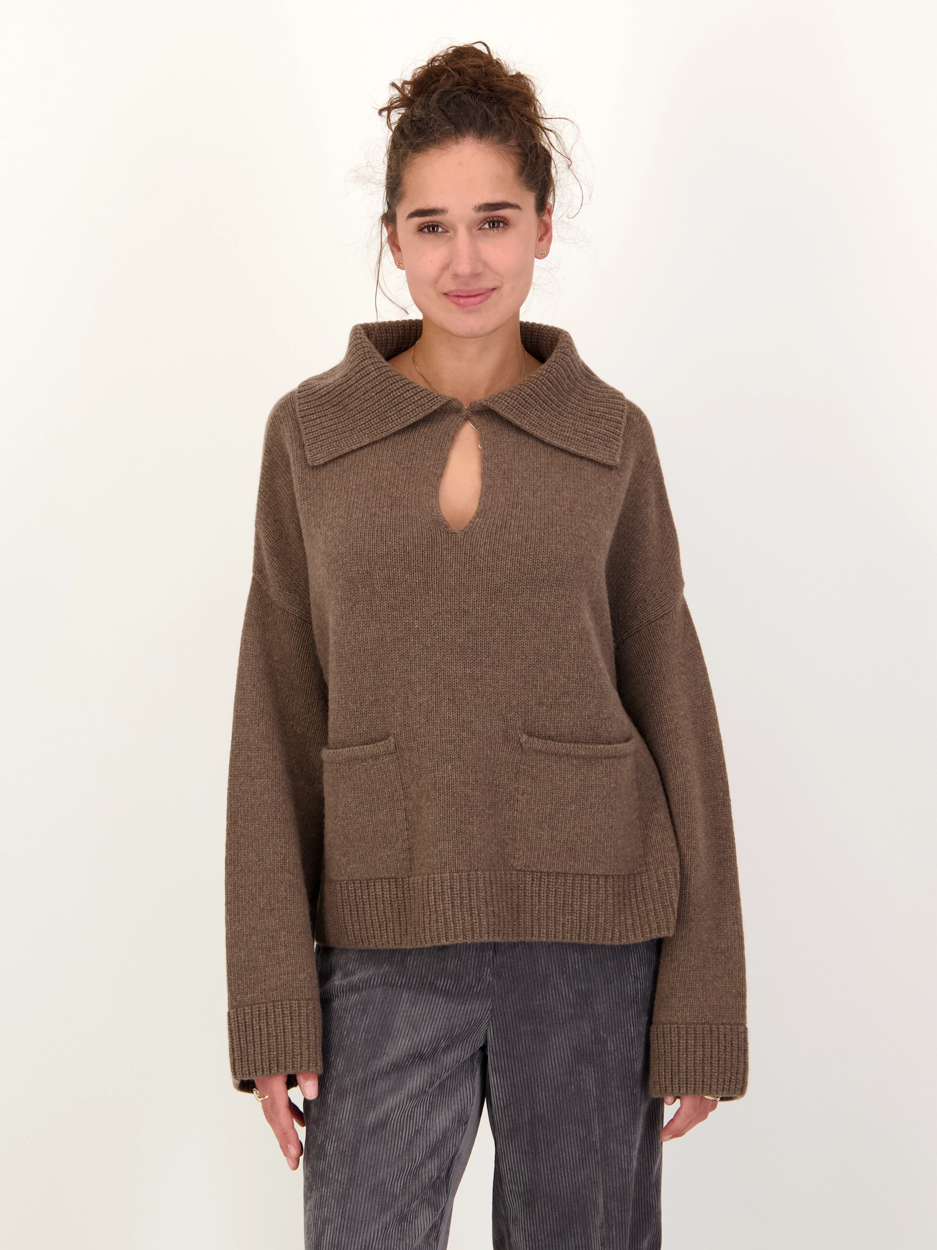 Pullover 'Valentine' aus Kaschmir-Mix langarm - Artikel Vorderseite getragen von einem Modell - Farbe: Braun