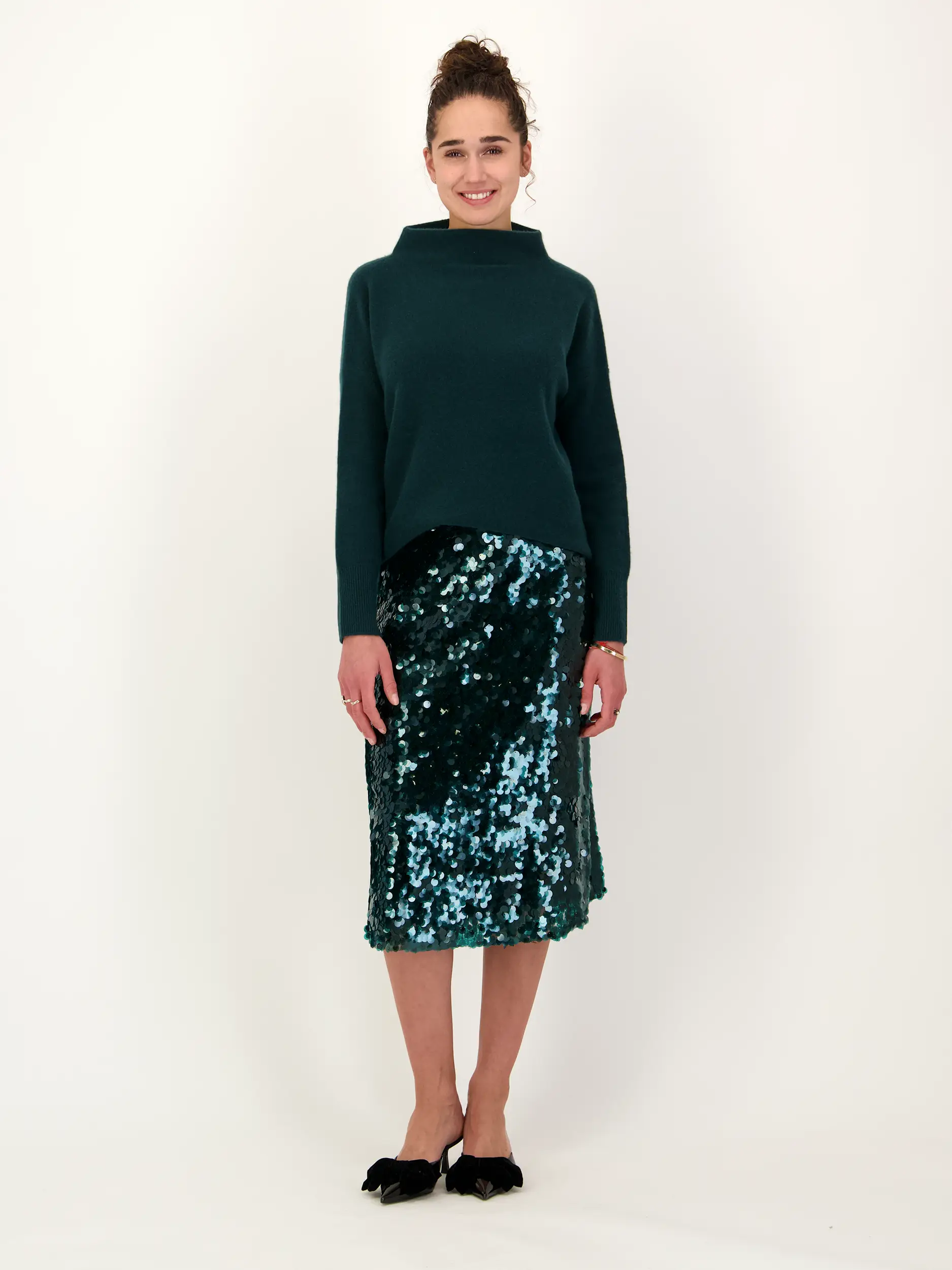 Midirock mit Pailletten - Artikel Teil eines Outfits getragen von einem Modell - Farbe: Grün