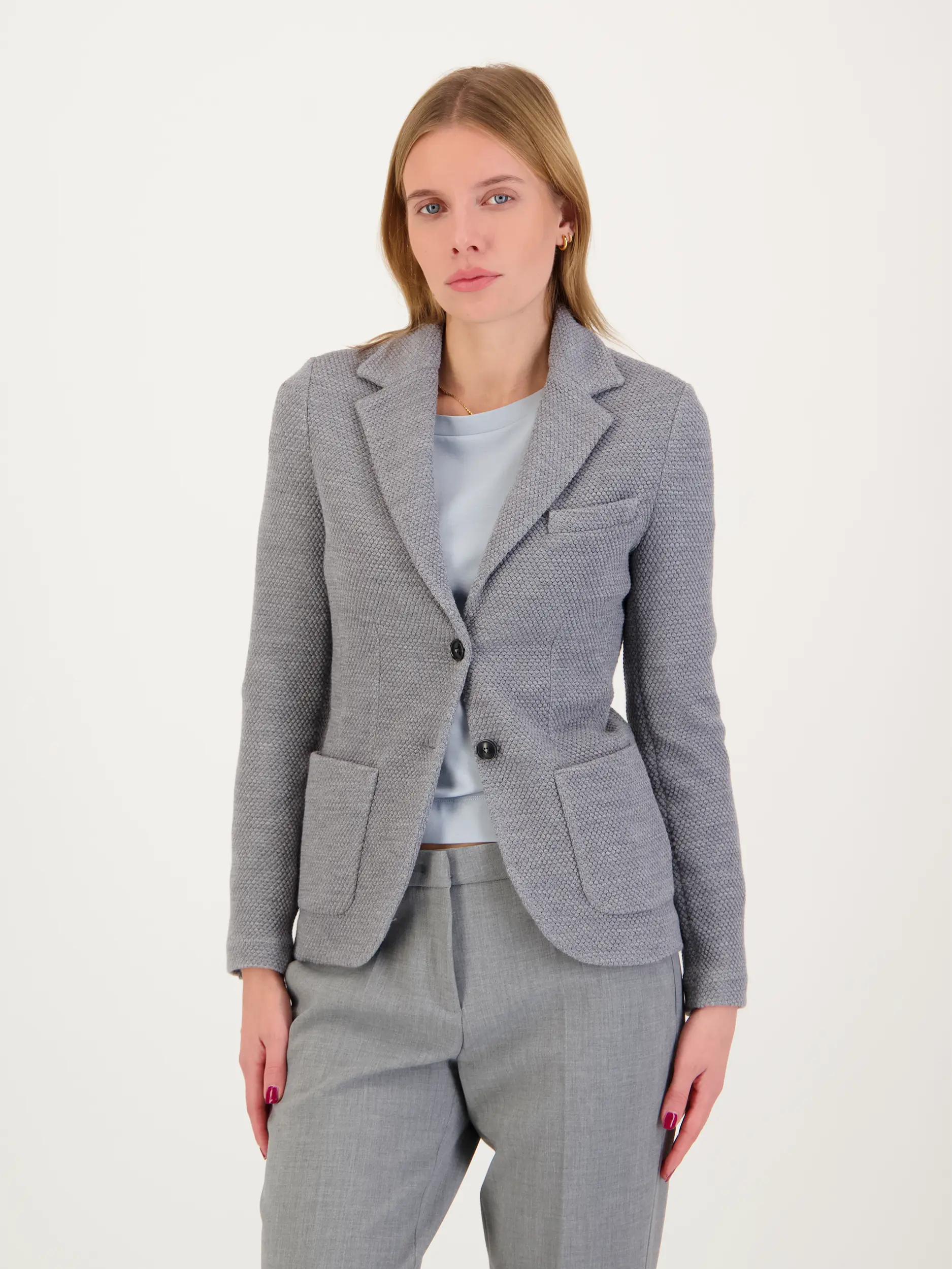 Strukturierter Blazer aus Schurwolle - Artikel Vorderseite getragen von einem Modell - Farbe: Grau