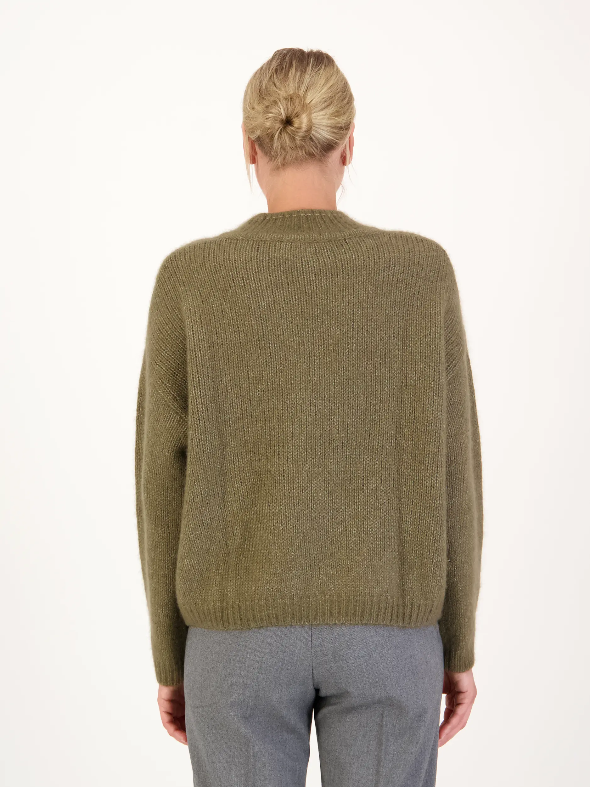 Pullover aus Kaschmir langarm - Artikel Rückseite getragen von einem Modell - Farbe: Grün
