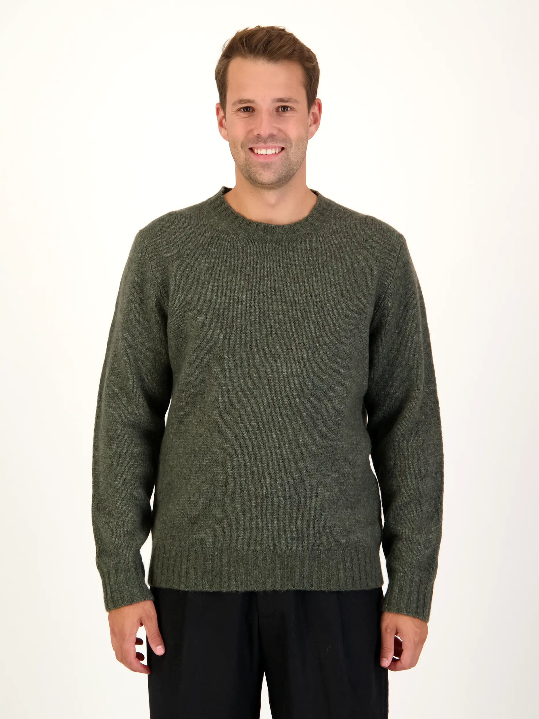 Pullover 'Lee' aus Merinowoll-Mix langarm - Artikel Vorderseite getragen von einem Modell - Farbe: Grün