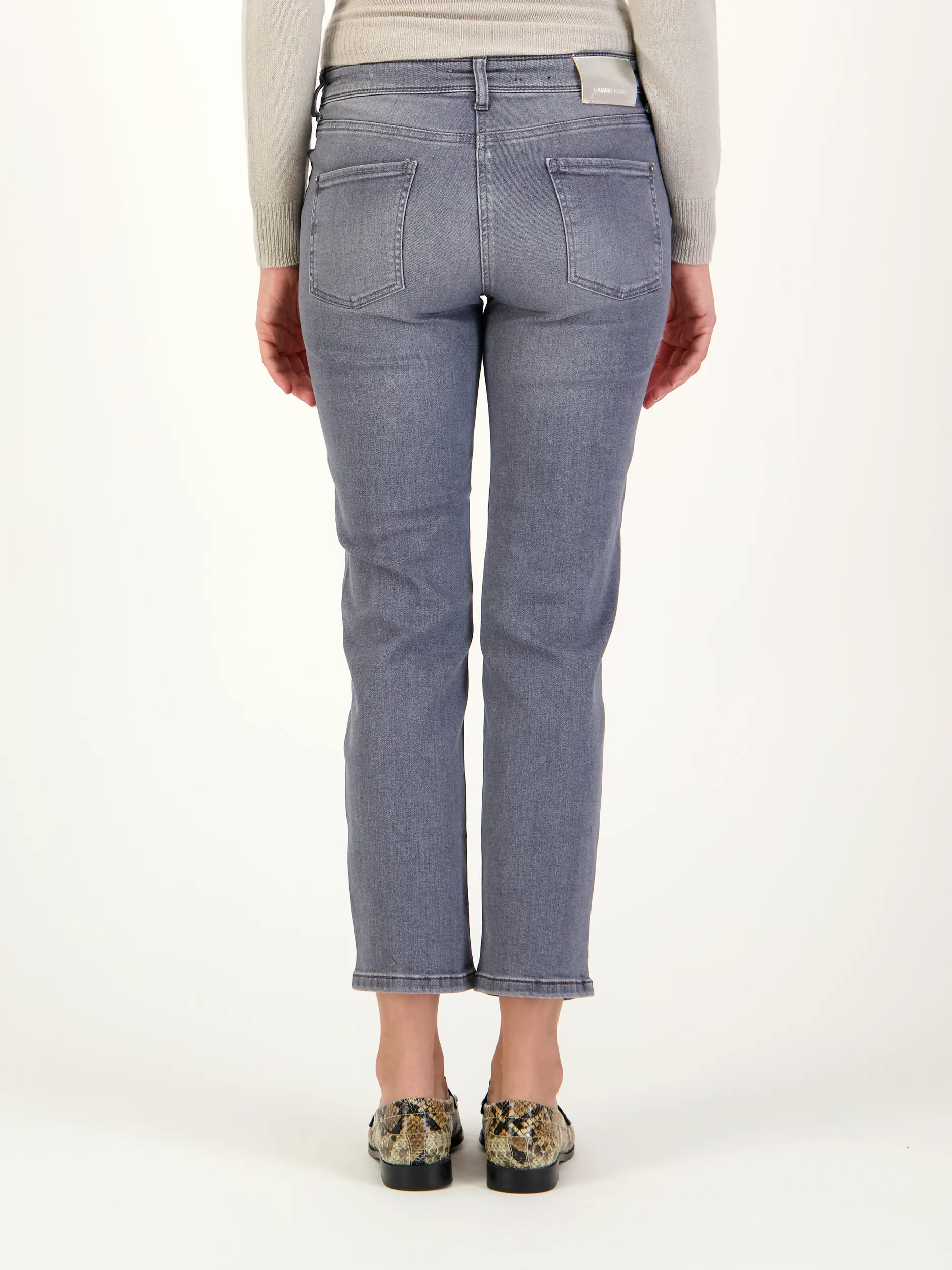 Mid Rise Slim Fit Jeans 'Pipershort' - Artikel Rückseite getragen von einem Modell - Farbe: Grau