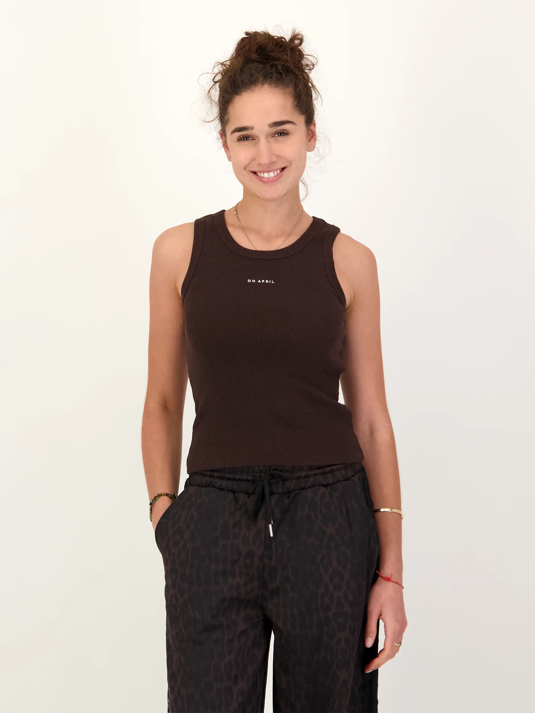 Rippstricktop 'Dara' - Artikel Vorderseite getragen von einem Modell - Farbe: Braun