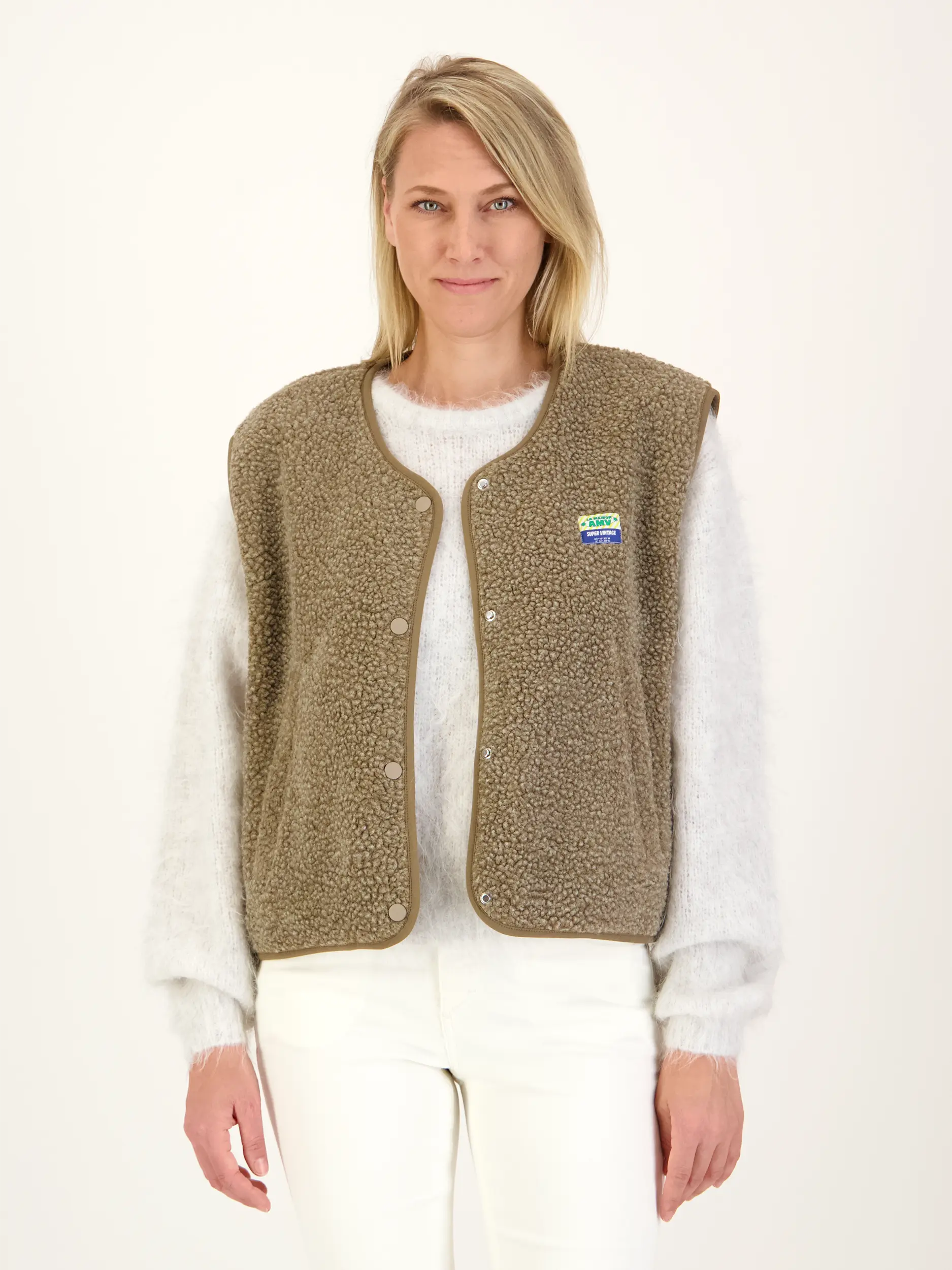 Oversized Weste - Artikel Vorderseite getragen von einem Modell Oversized Weste - Artikel Vorderseite getragen von einem Modell