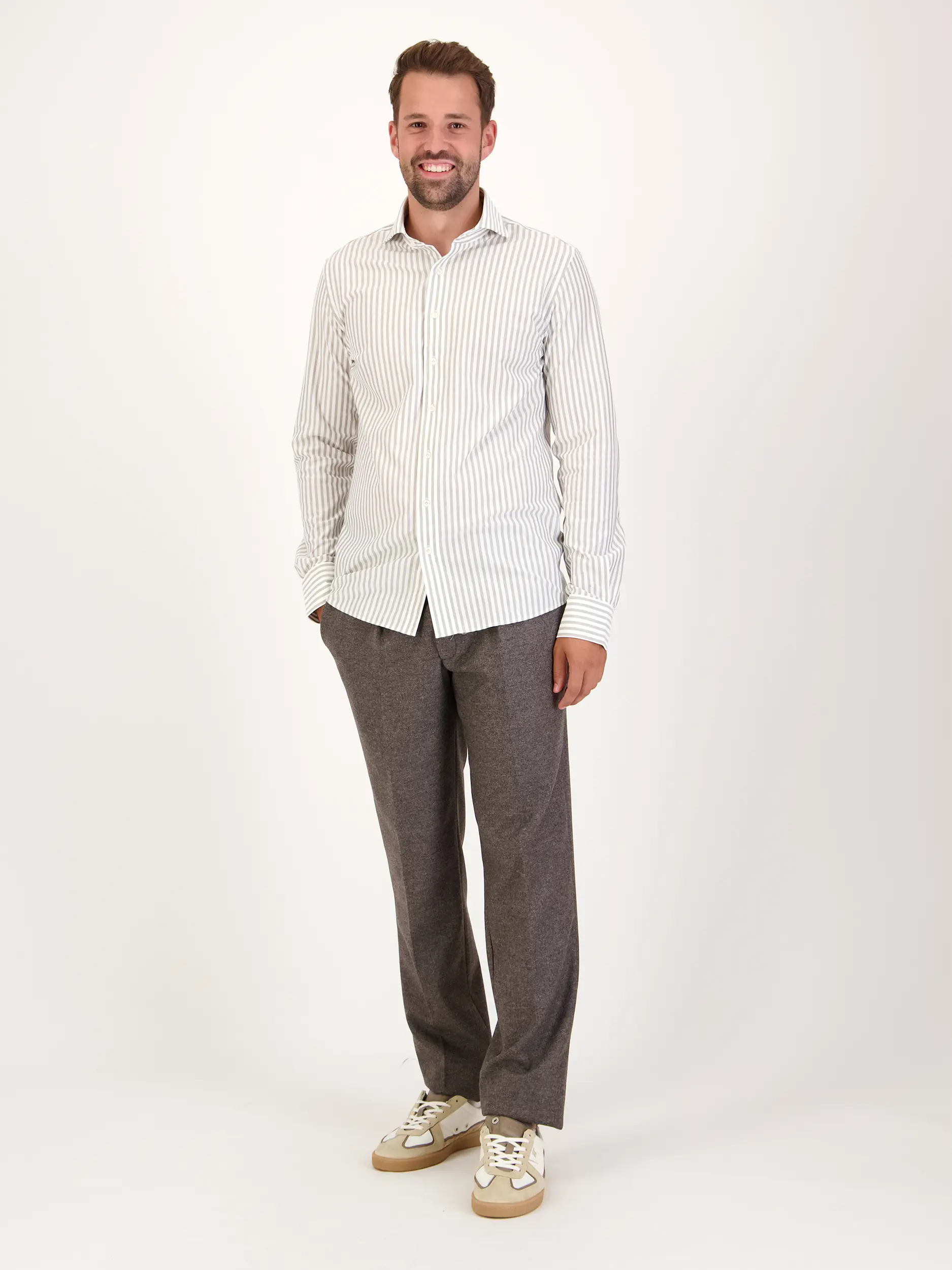 Hemd mit Haifischkragen langarm - Artikel Teil eines Outfits getragen von einem Modell - Farbe: Braun