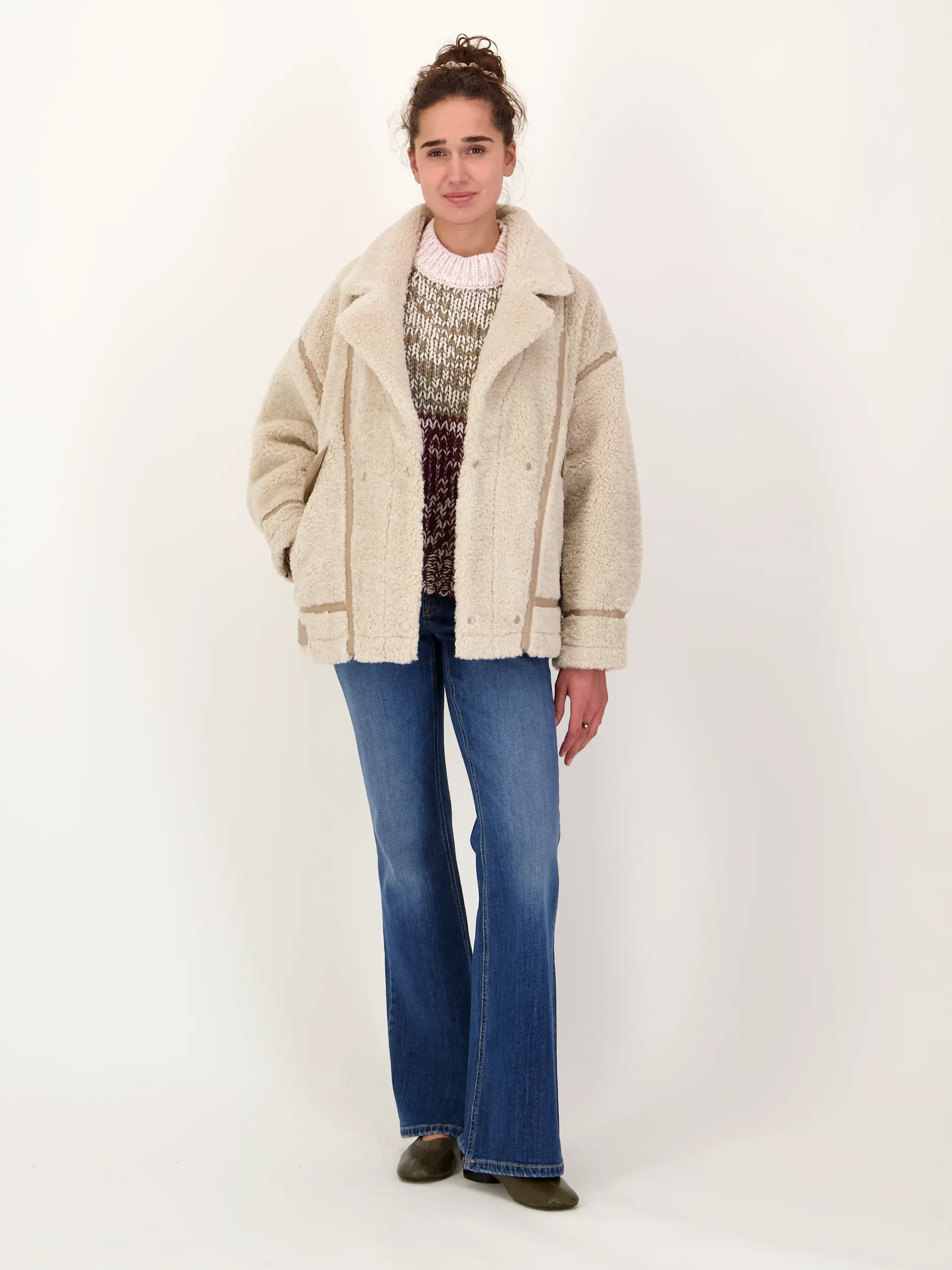 Teddyjacke 'Badu' - Artikel Teil eines Outfits getragen von einem Modell - Farbe: Beige