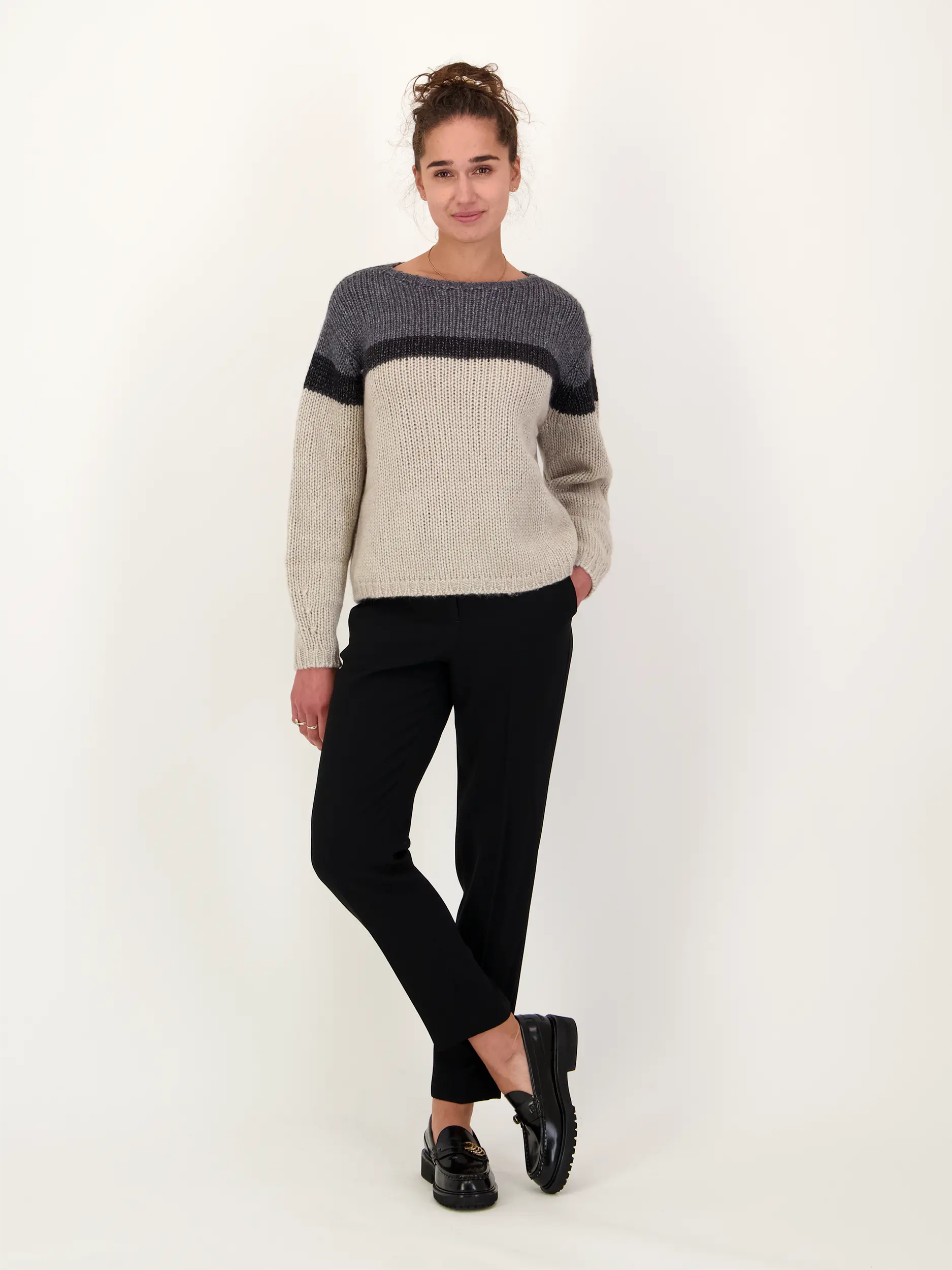 Gemusterter Pullover aus Wolle langarm - Artikel Teil eines Outfits getragen von einem Modell - Farbe: Creme
