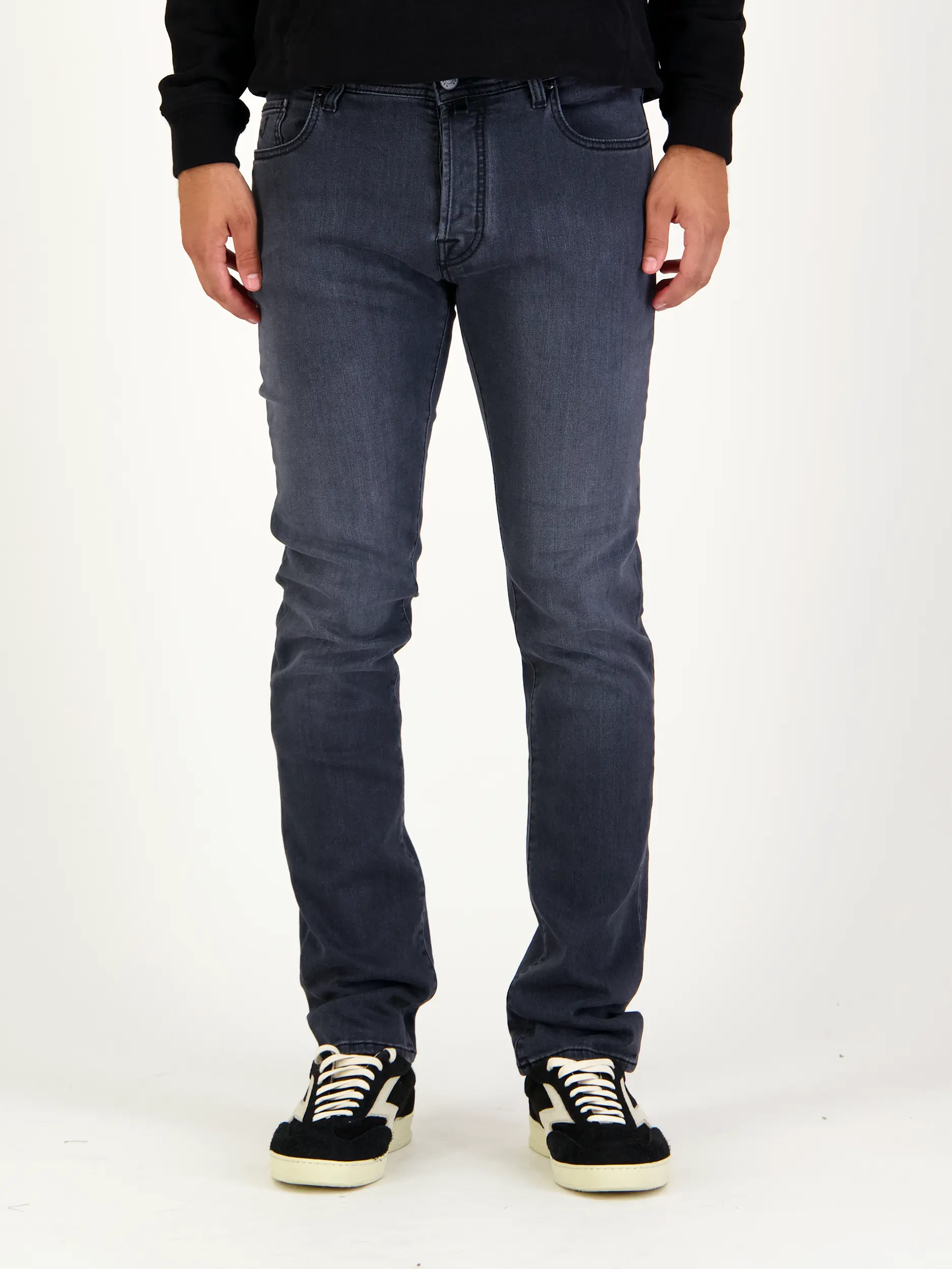 Mid Rise Slim Fit Jeans 'Bard' - Artikel Vorderseite getragen von einem Modell - Farbe: Grau