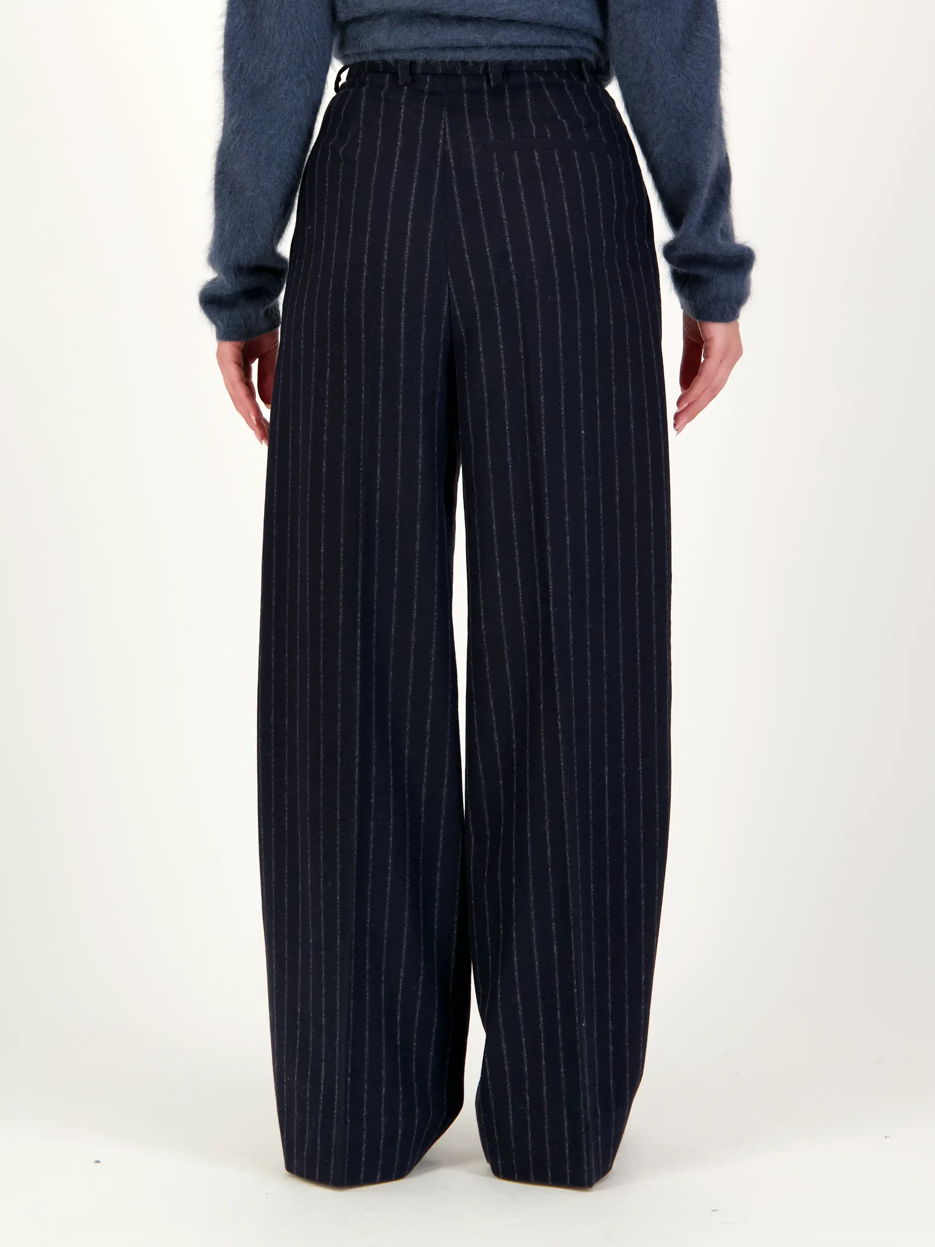 Gestreifte Unisex Bundfaltenhose aus Woll-Mix - Artikel Rückseite getragen von einem Modell - Farbe: Blau