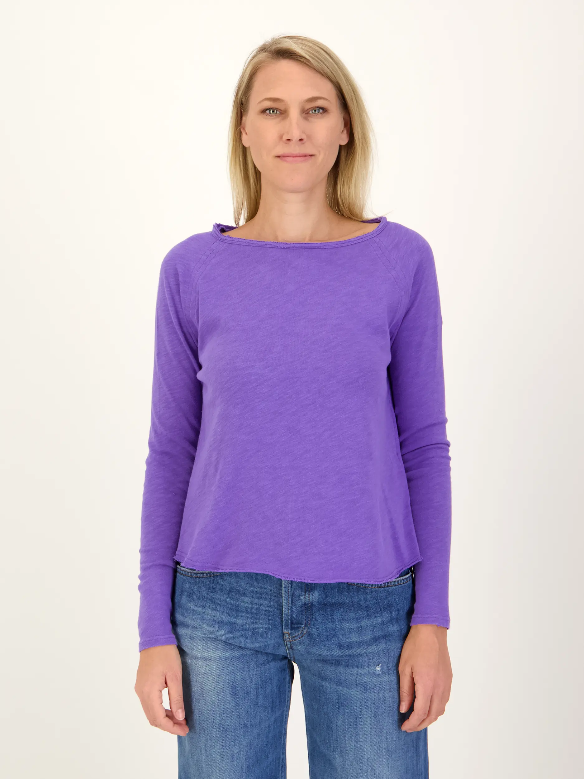 Sweatshirt - Artikel Vorderseite getragen von einem Modell