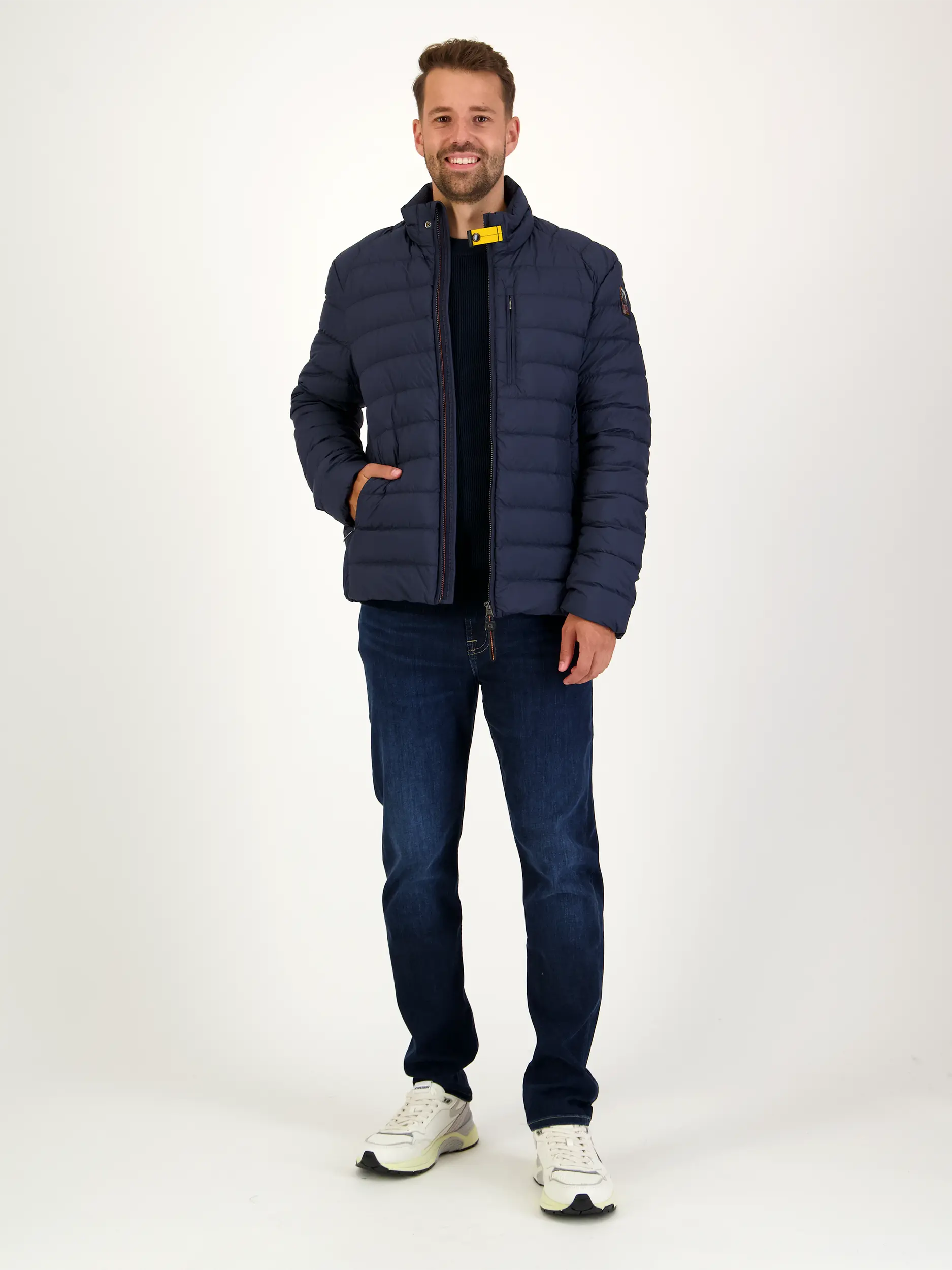 Wasserabweisende Daunenjacke 'Ugo' - Artikel Teil eines Outfits getragen von einem Modell - Farbe: Blau