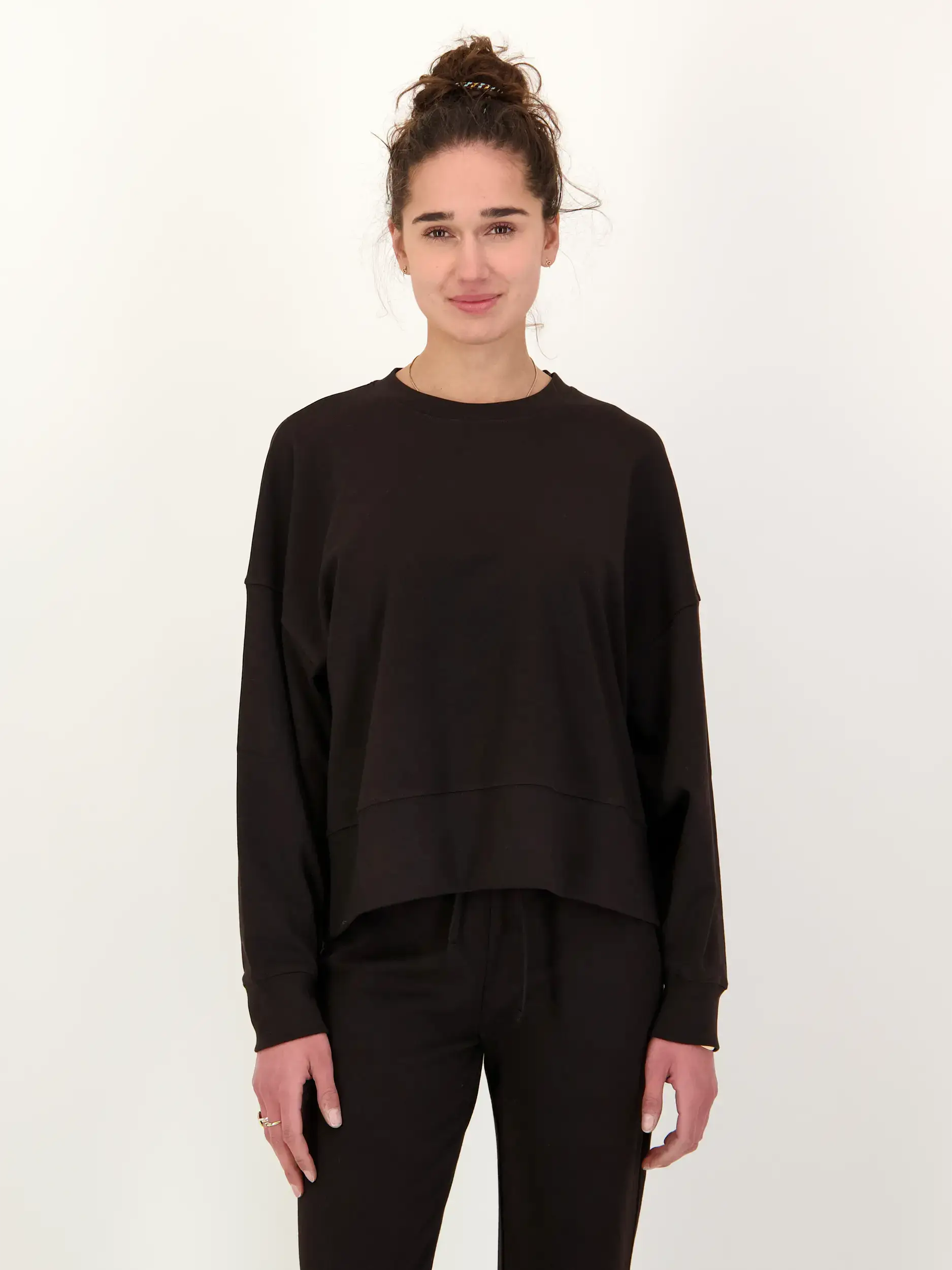 Sweatshirt 'Elia'  - Artikel Vorderseite getragen von einem Modell - Farbe: Braun