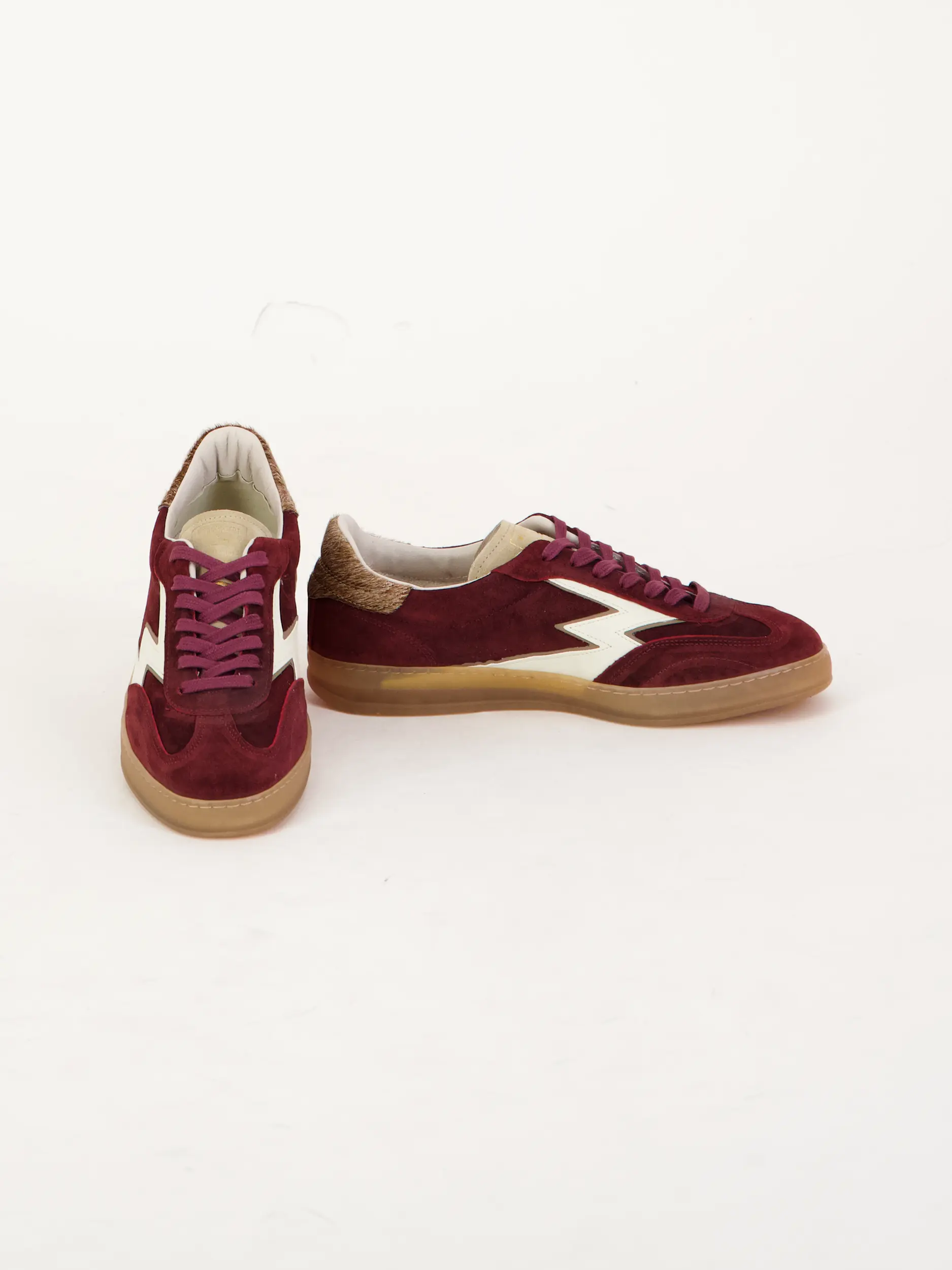Sneaker 'Club' - Artikel Vorderseite getragen von einem Modell - Farbe: Violett