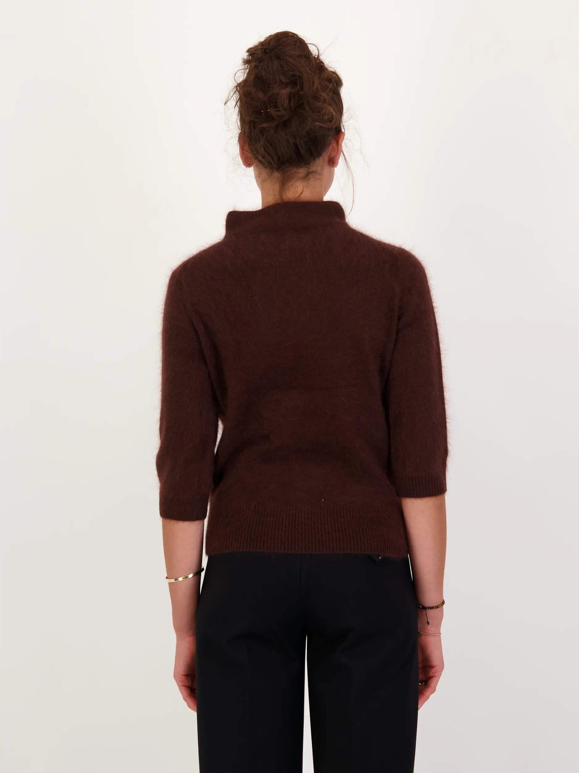 Pullover 'Fluffy Statement' aus Wolle 3/4 Arm - Artikel Rückseite getragen von einem Modell - Farbe: Braun