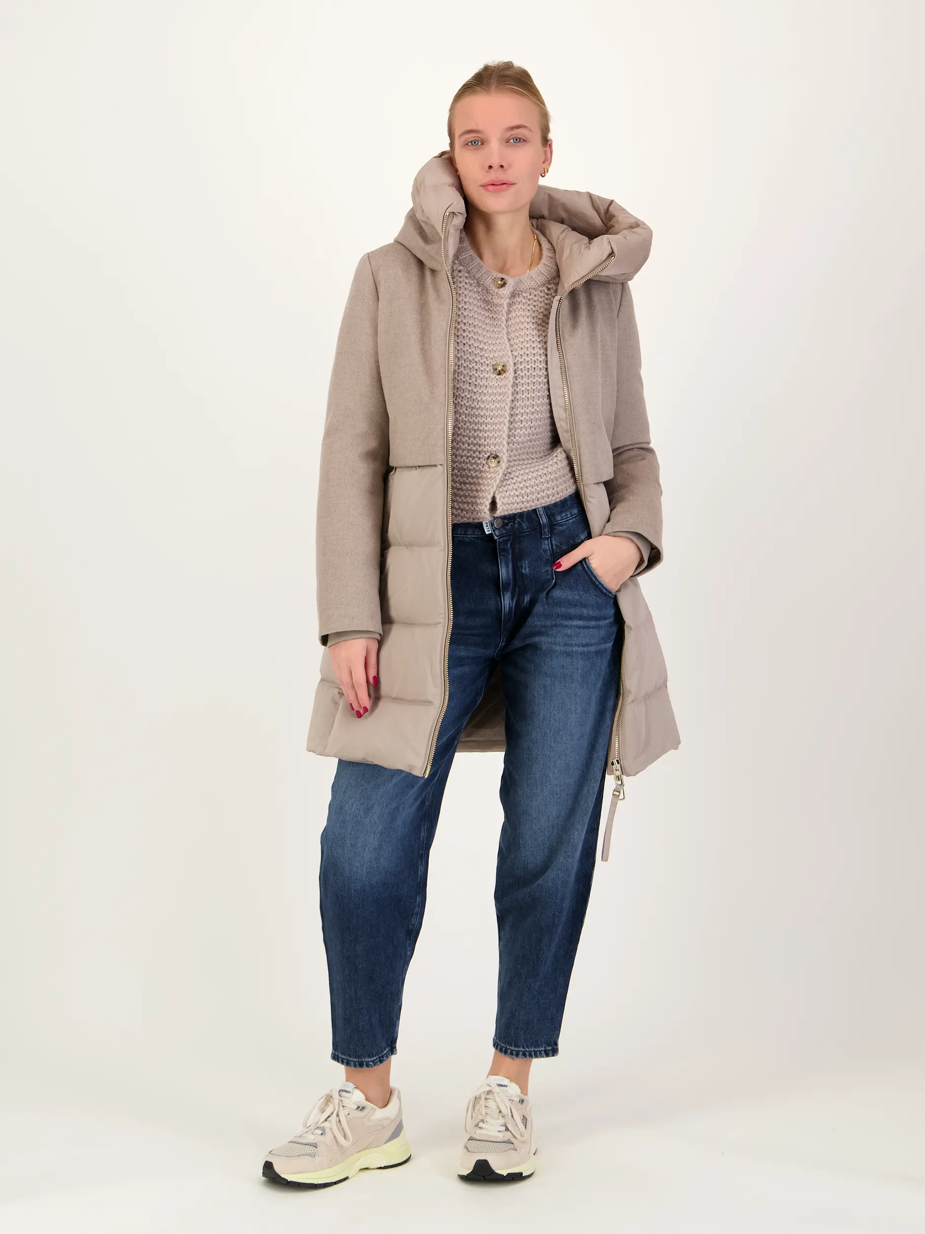 High Rise O-Shape Jeans 'The O Shape' - Artikel Teil eines Outfits getragen von einem Modell - Farbe: Blau