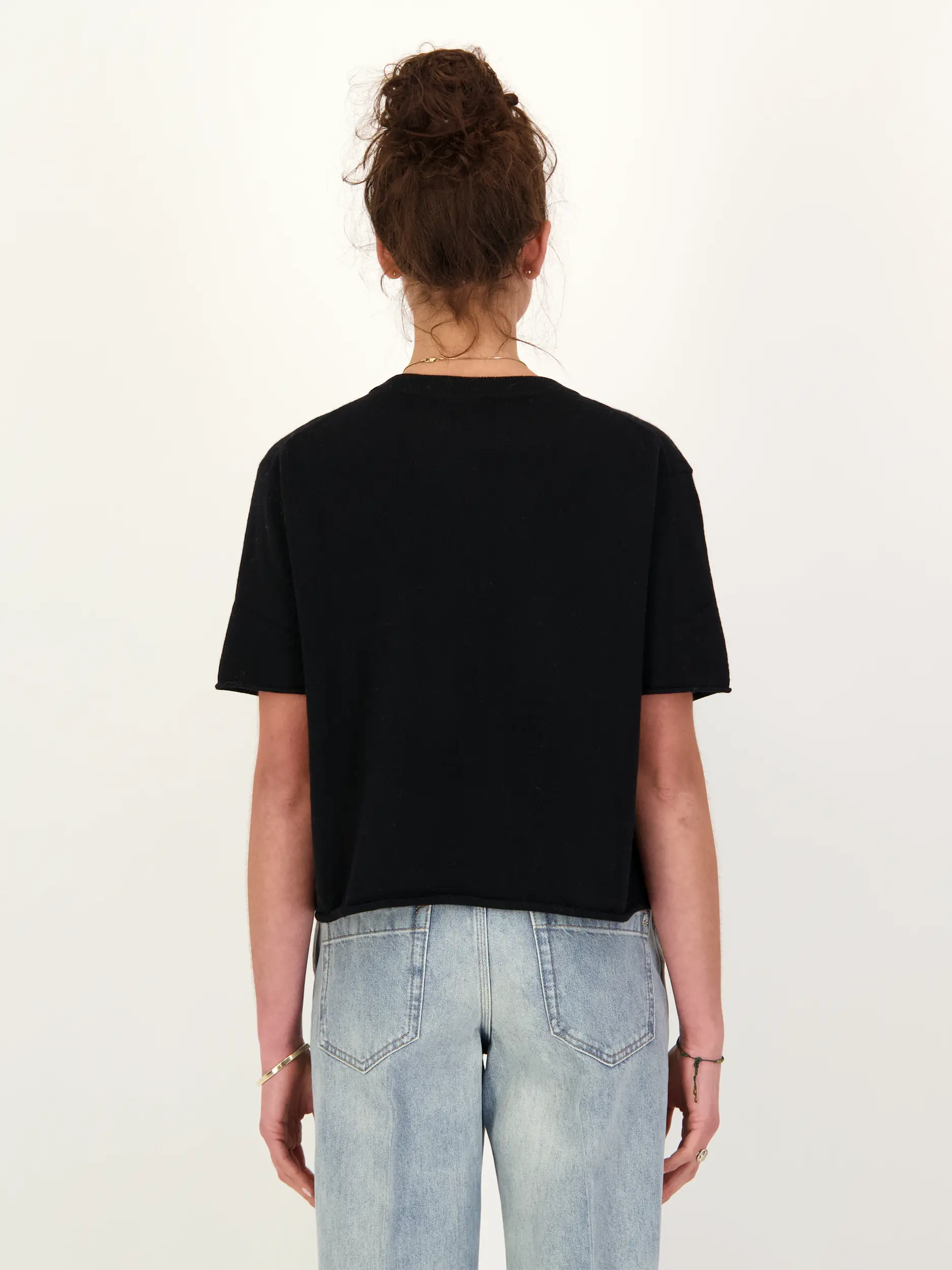 Pullover 'Cila' aus Kaschmir kurzarm - Artikel Rückseite getragen von einem Modell - Farbe: Schwarz