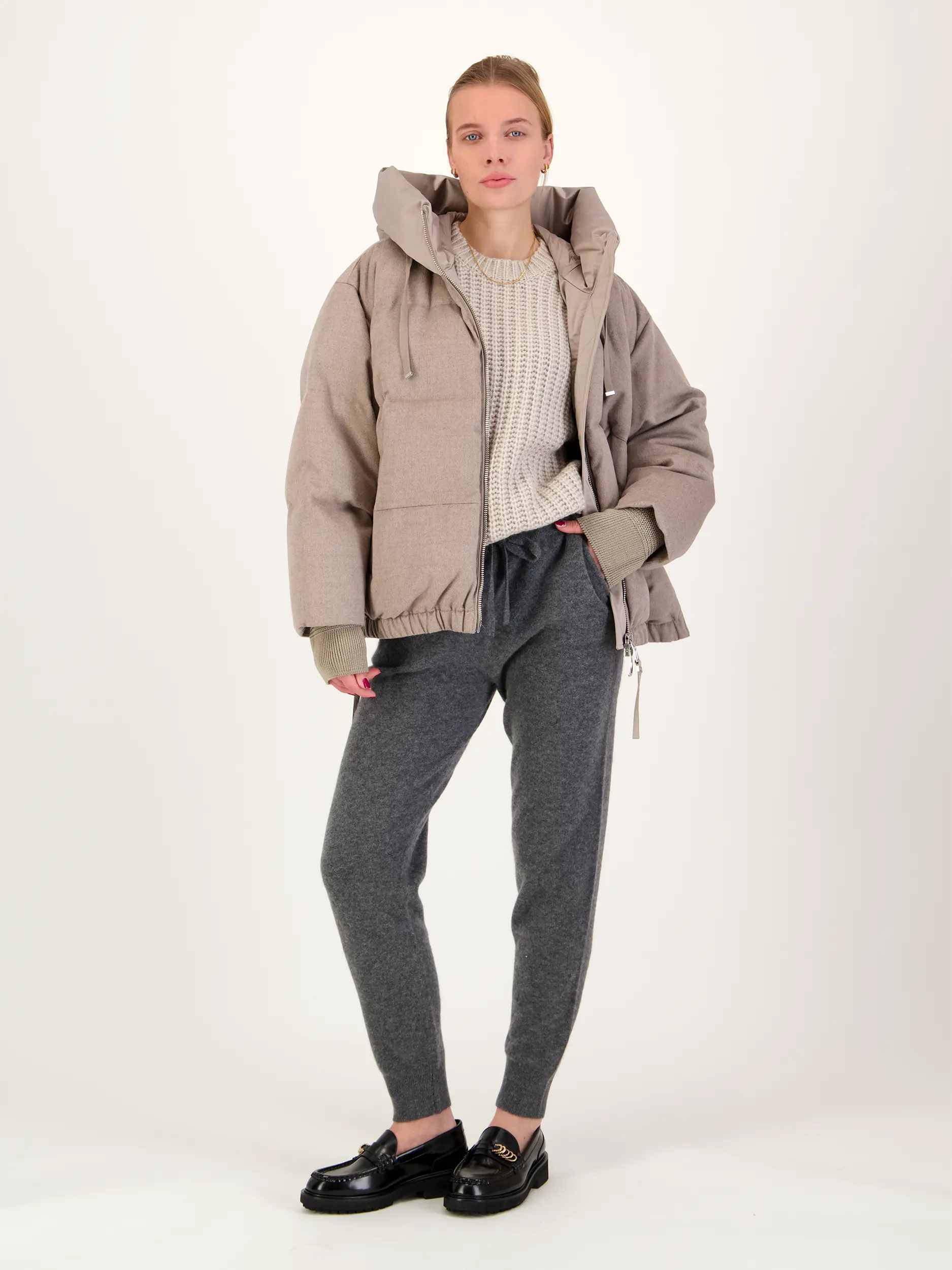 Sporthose aus Kaschmir - Artikel Teil eines Outfits getragen von einem Modell - Farbe: Grau
