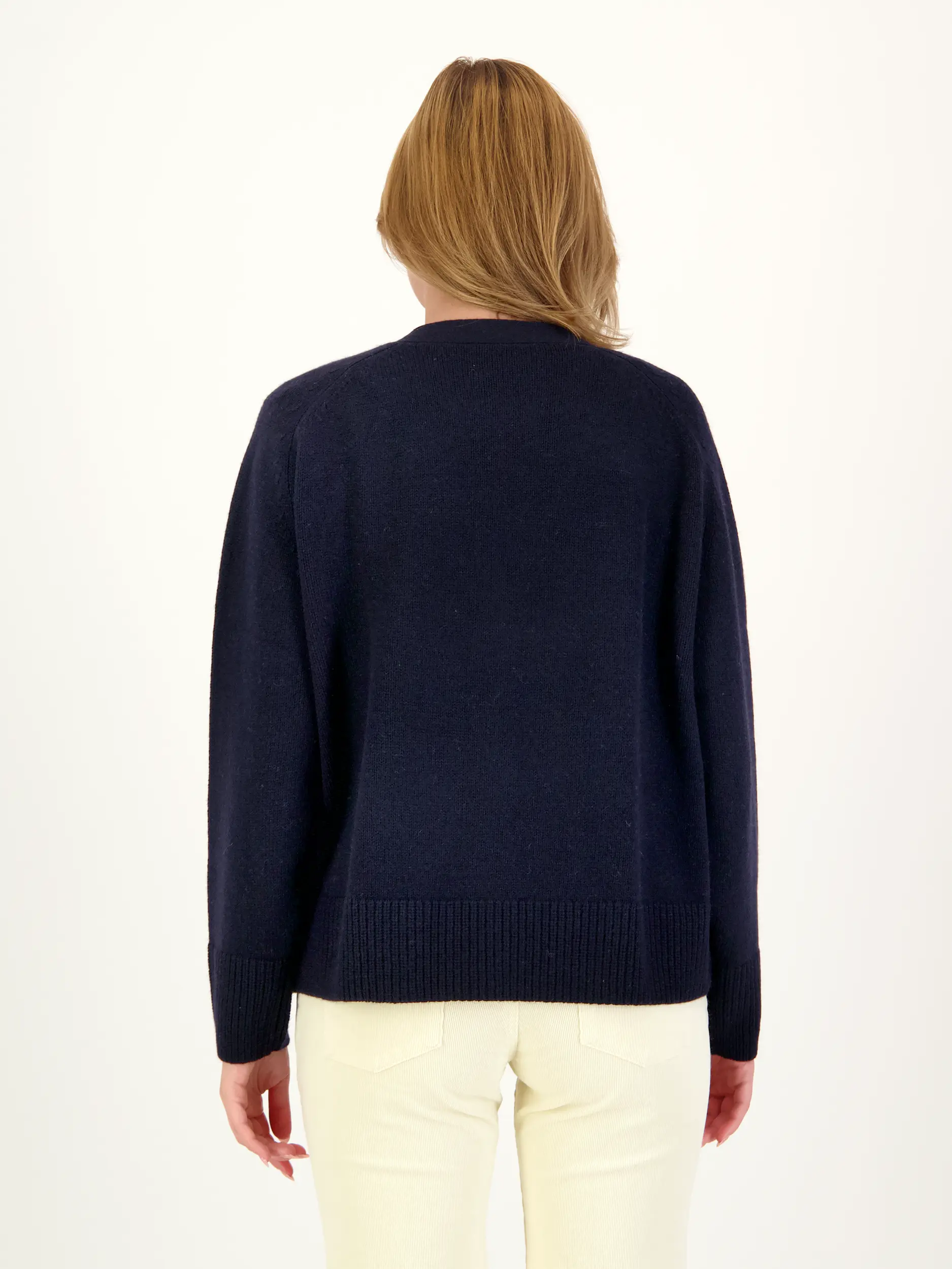 Strickjacke aus Wolle - Artikel Rückseite getragen von einem Modell - Farbe: Blau