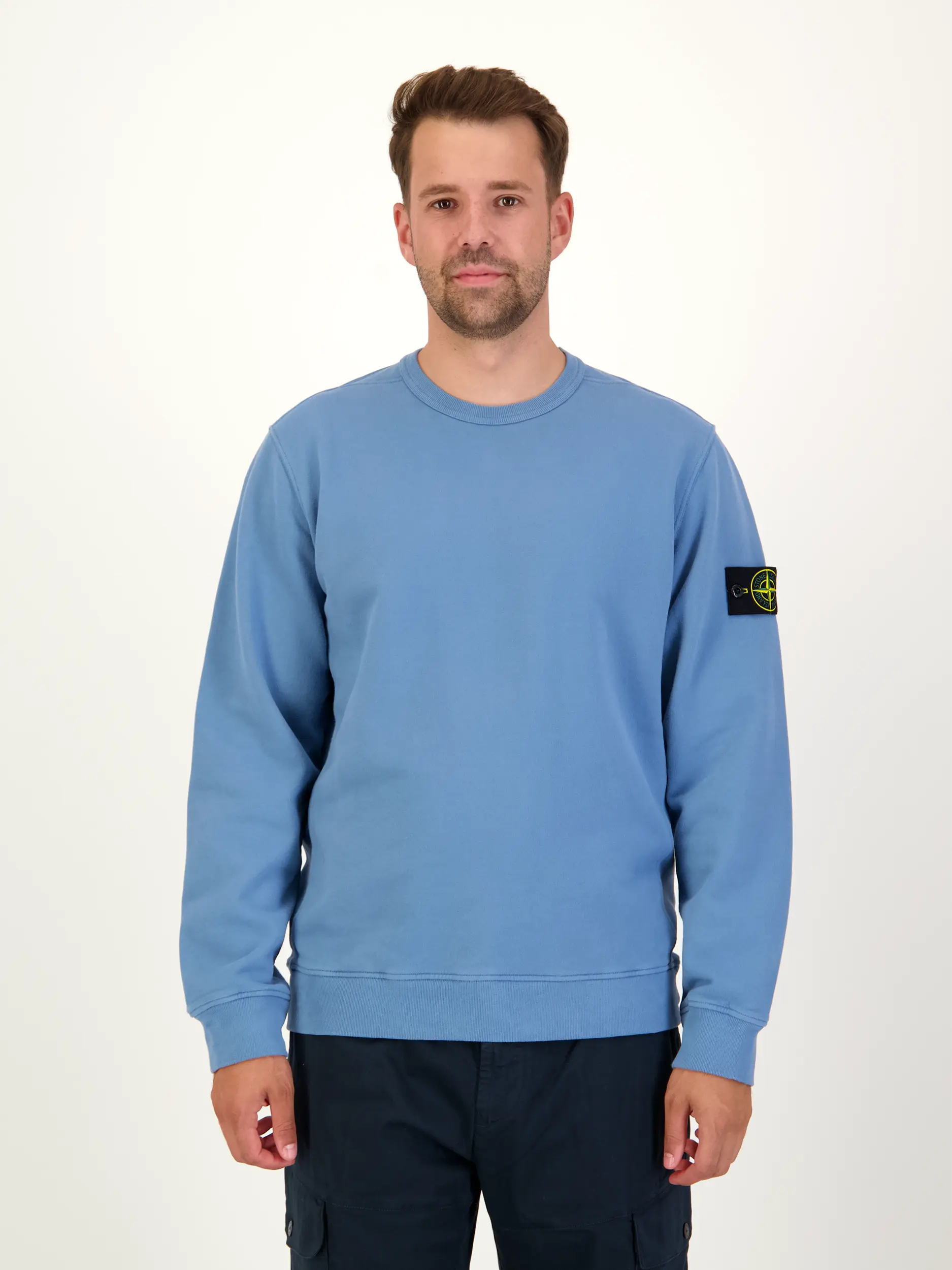 Sweatshirt - Artikel Vorderseite getragen von einem Modell