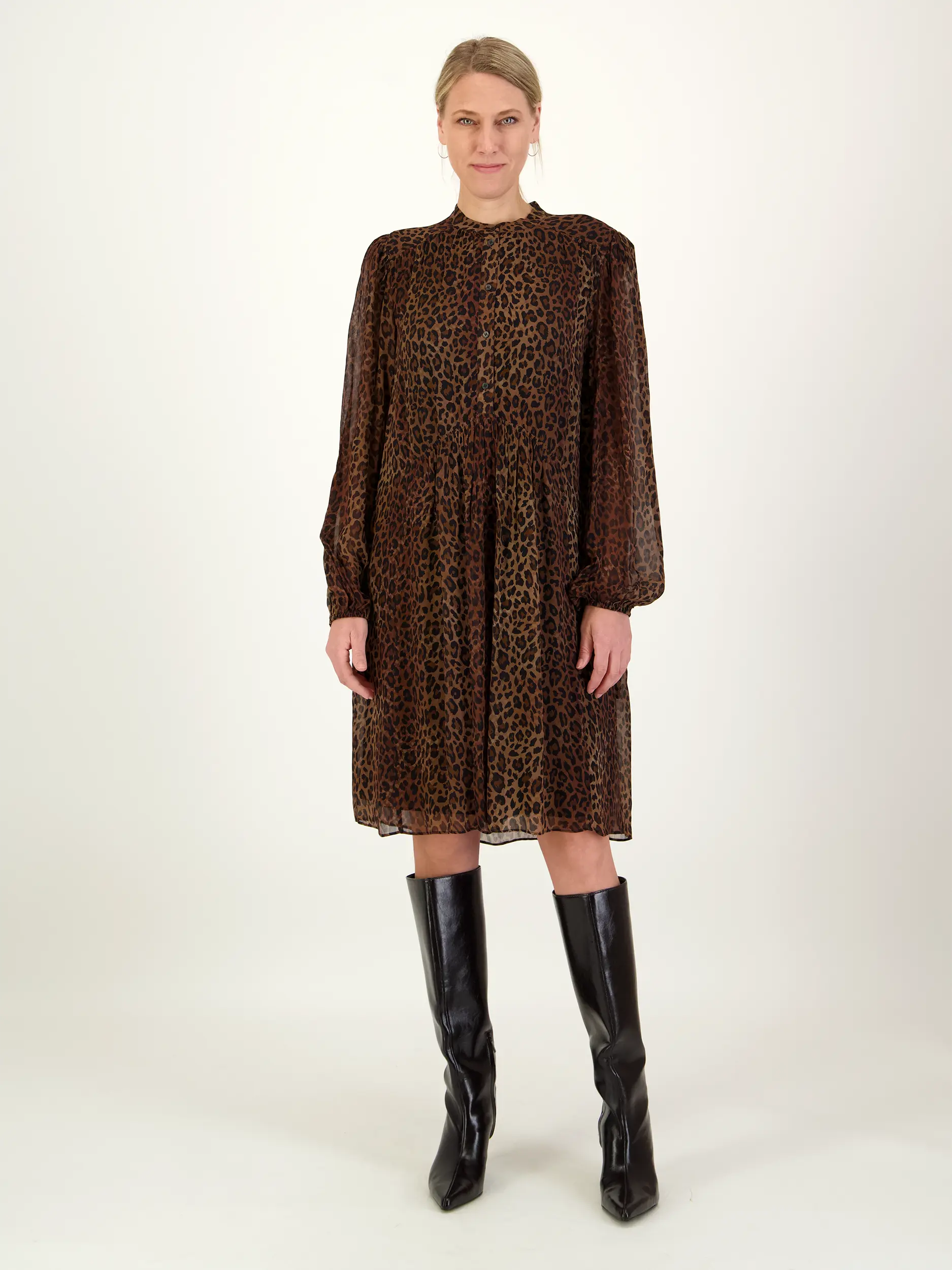 Midi Blusenkleid 'Demi' mit Leo-Print langarm - Artikel Vorderseite getragen von einem Modell