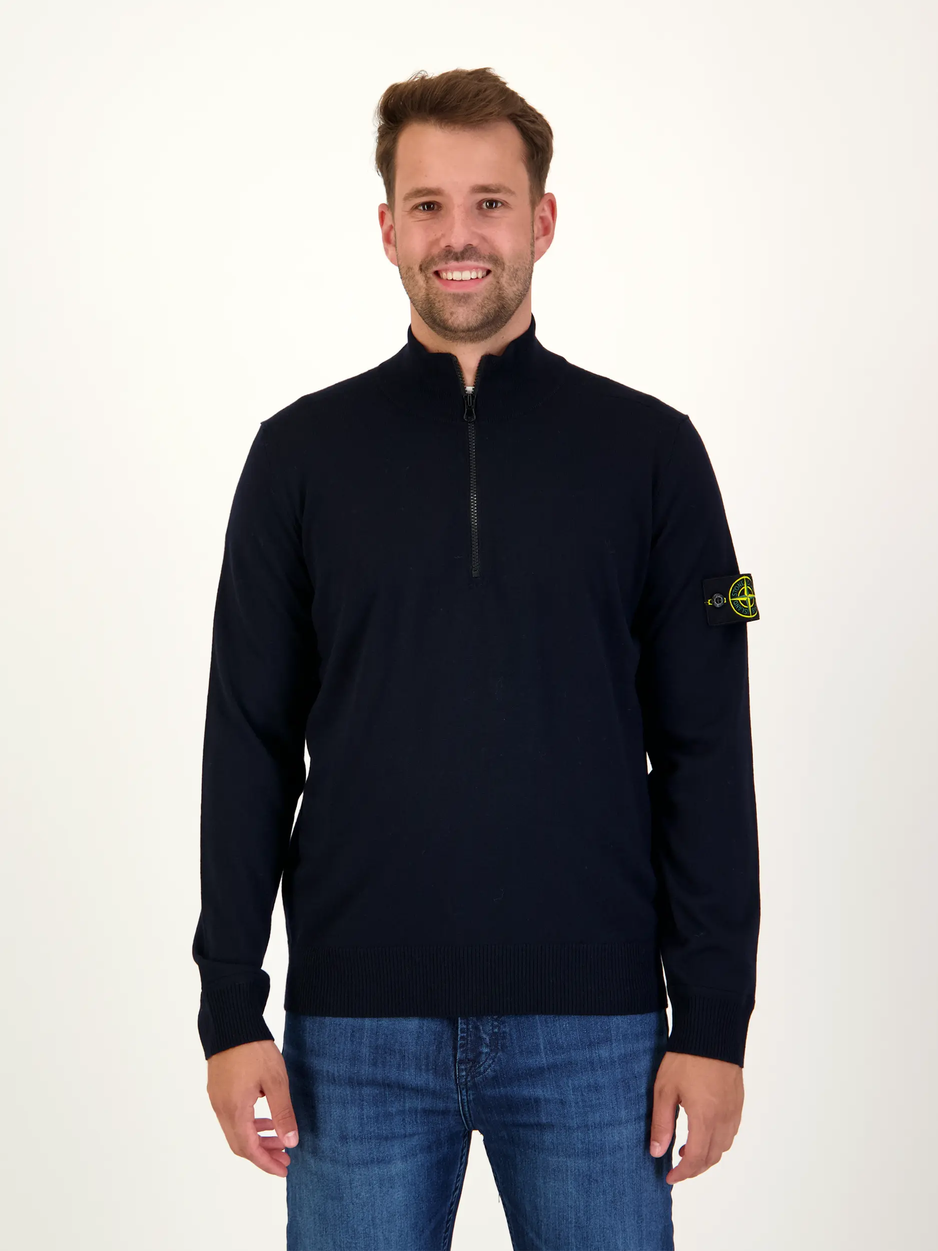 Pullover aus Schurwolle langarm - Artikel Vorderseite getragen von einem Modell