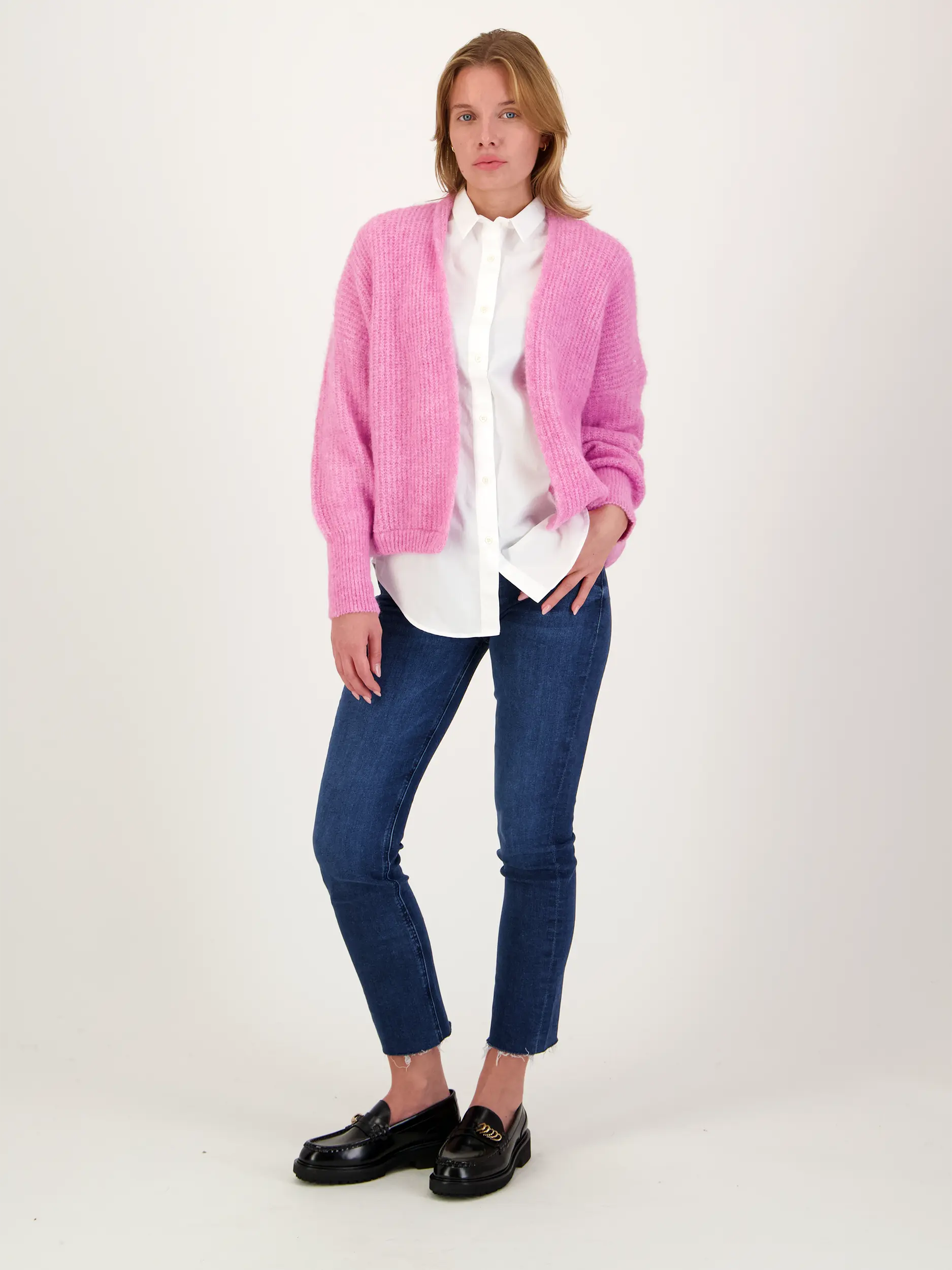 Strickjacke 'East' langarm - Artikel Teil eines Outfits getragen von einem Modell - Farbe: Rosa&Pink
