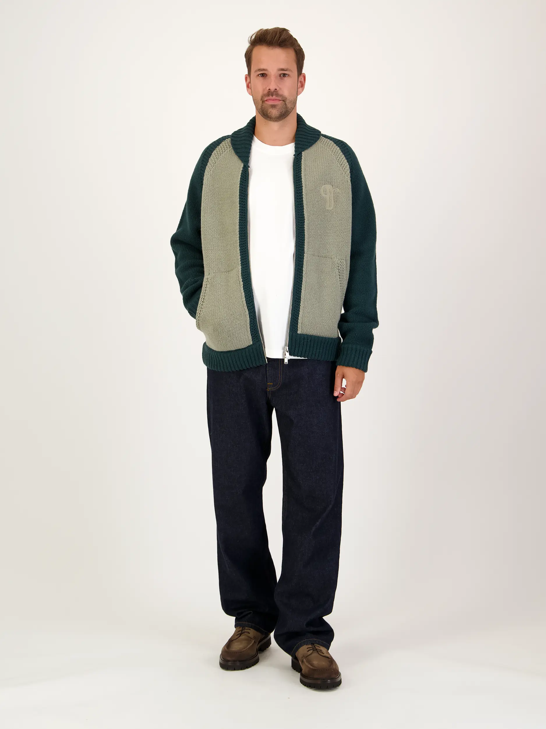 Strickjacke 'Lakyn' aus Wolle langarm - Artikel Teil eines Outfits getragen von einem Modell - Farbe: Grün