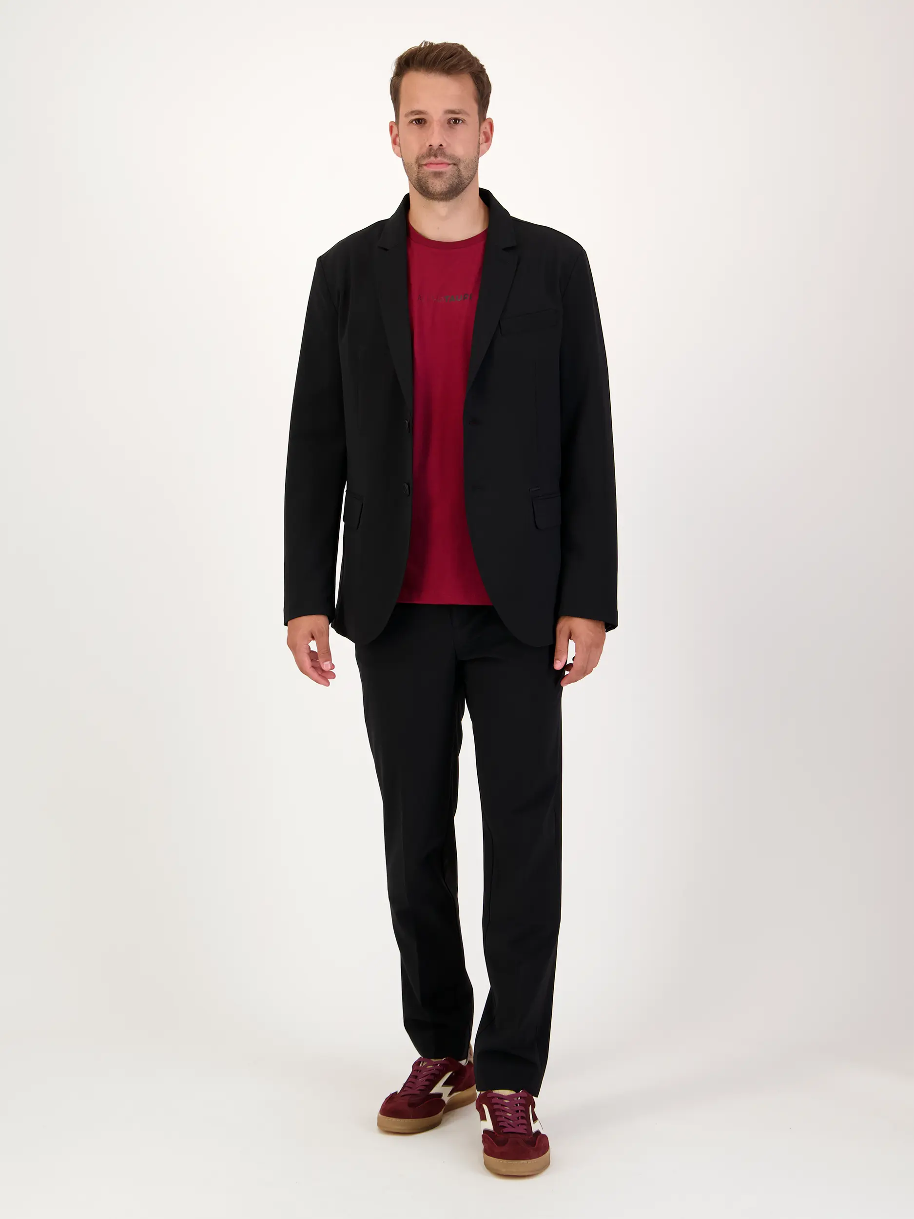 Sakko 'Osina' - Artikel Teil eines Outfits getragen von einem Modell - Farbe: Schwarz