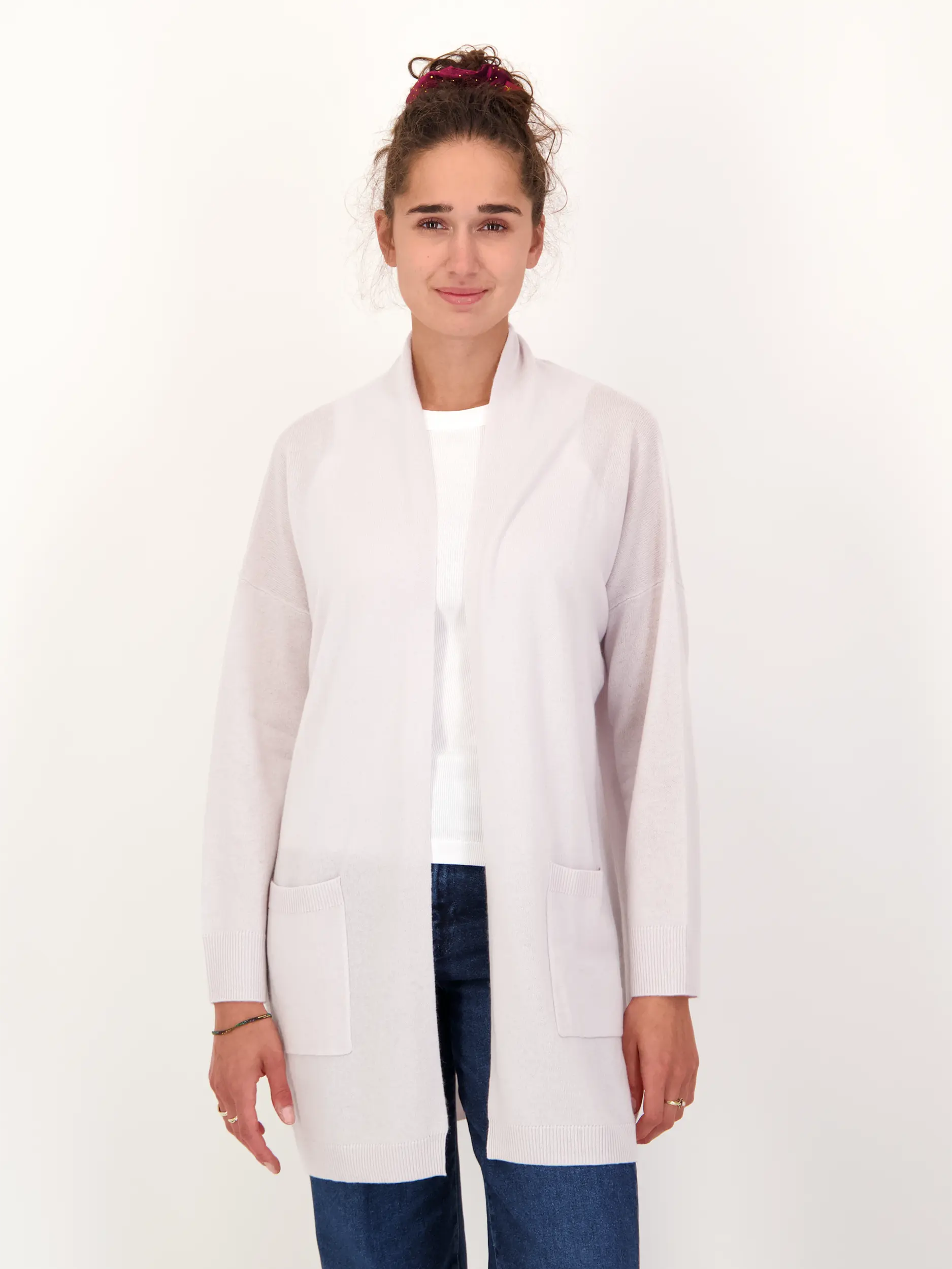 Strickjacke aus Wolle - Artikel Vorderseite getragen von einem Modell - Farbe: Grau