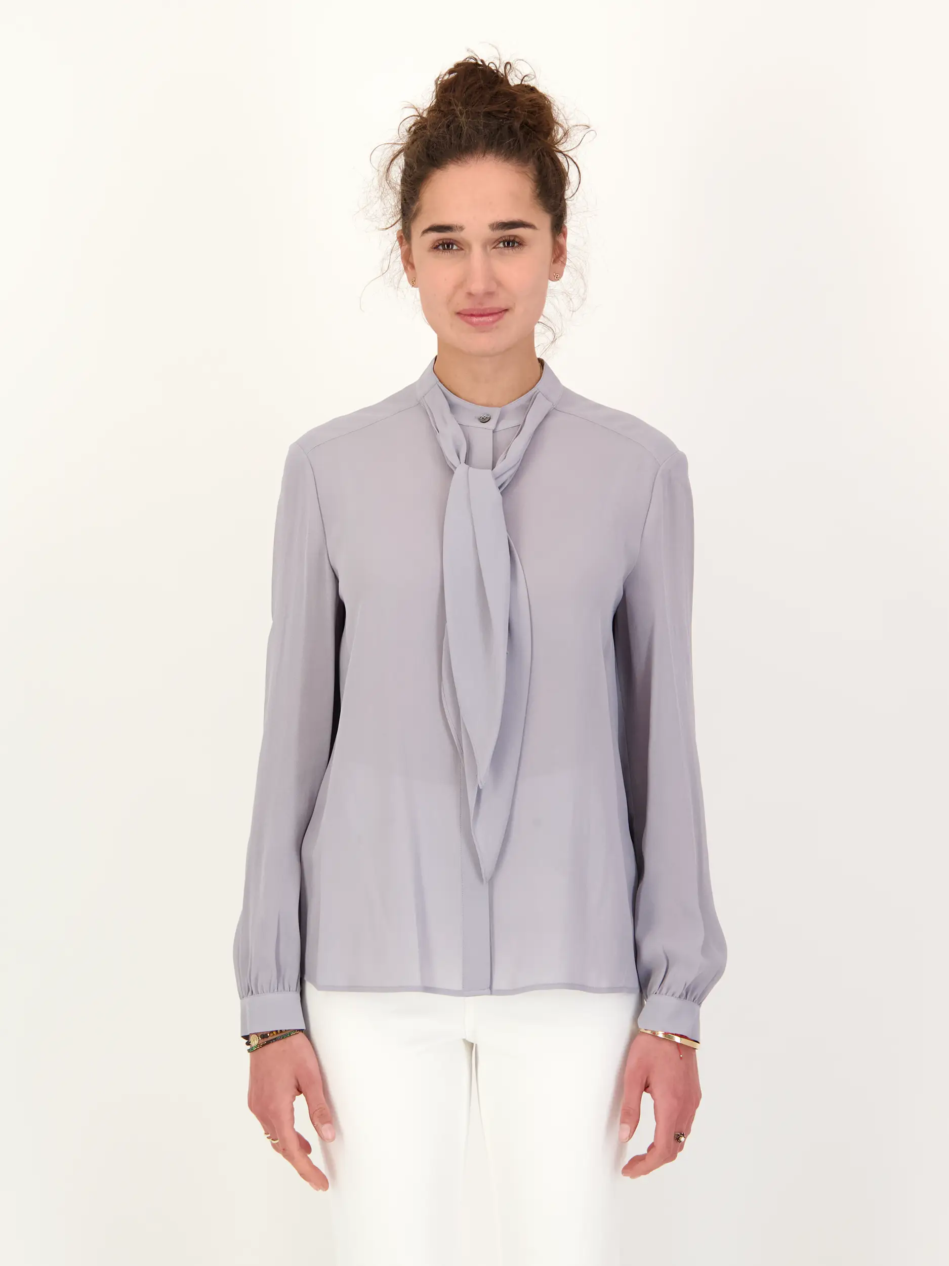 Schluppenbluse langarm - Artikel Vorderseite getragen von einem Modell - Farbe: Grau