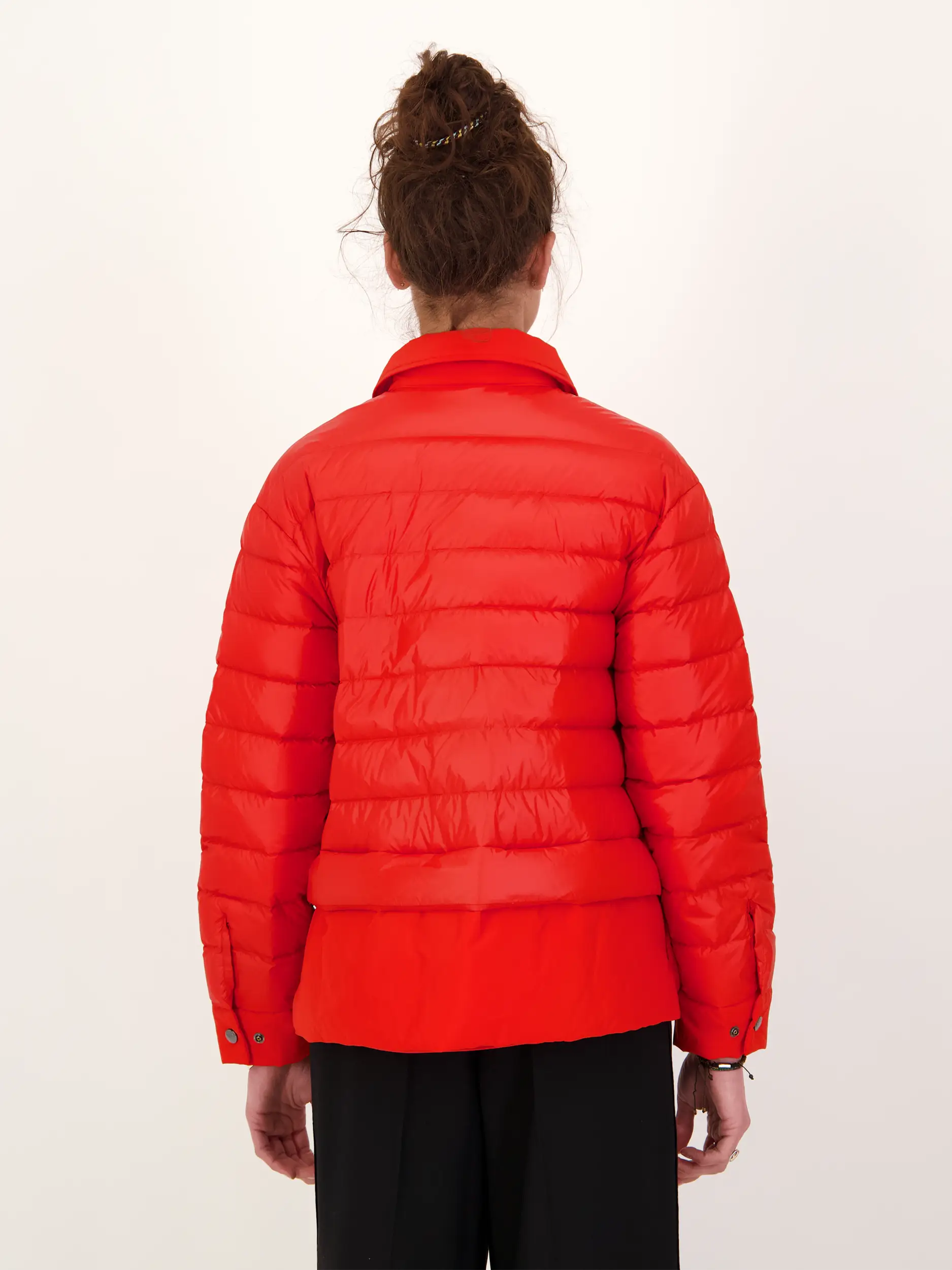 Daunenjacke 'Audrey' - Artikel Rückseite getragen von einem Modell - Farbe: Rot