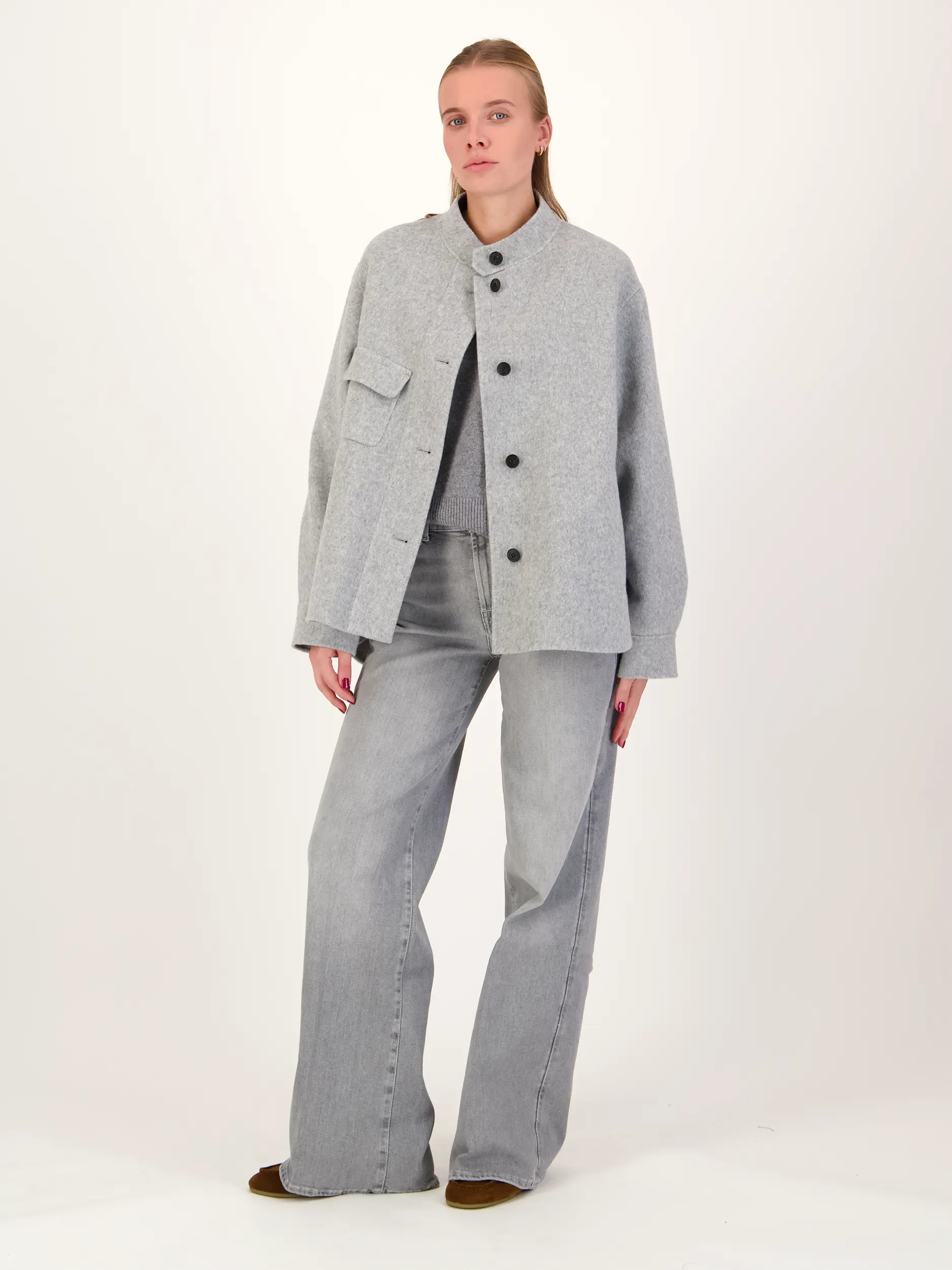 Mid Rise Flared Leg Jeans 'Lotta' - Artikel Teil eines Outfits getragen von einem Modell - Farbe: Grau