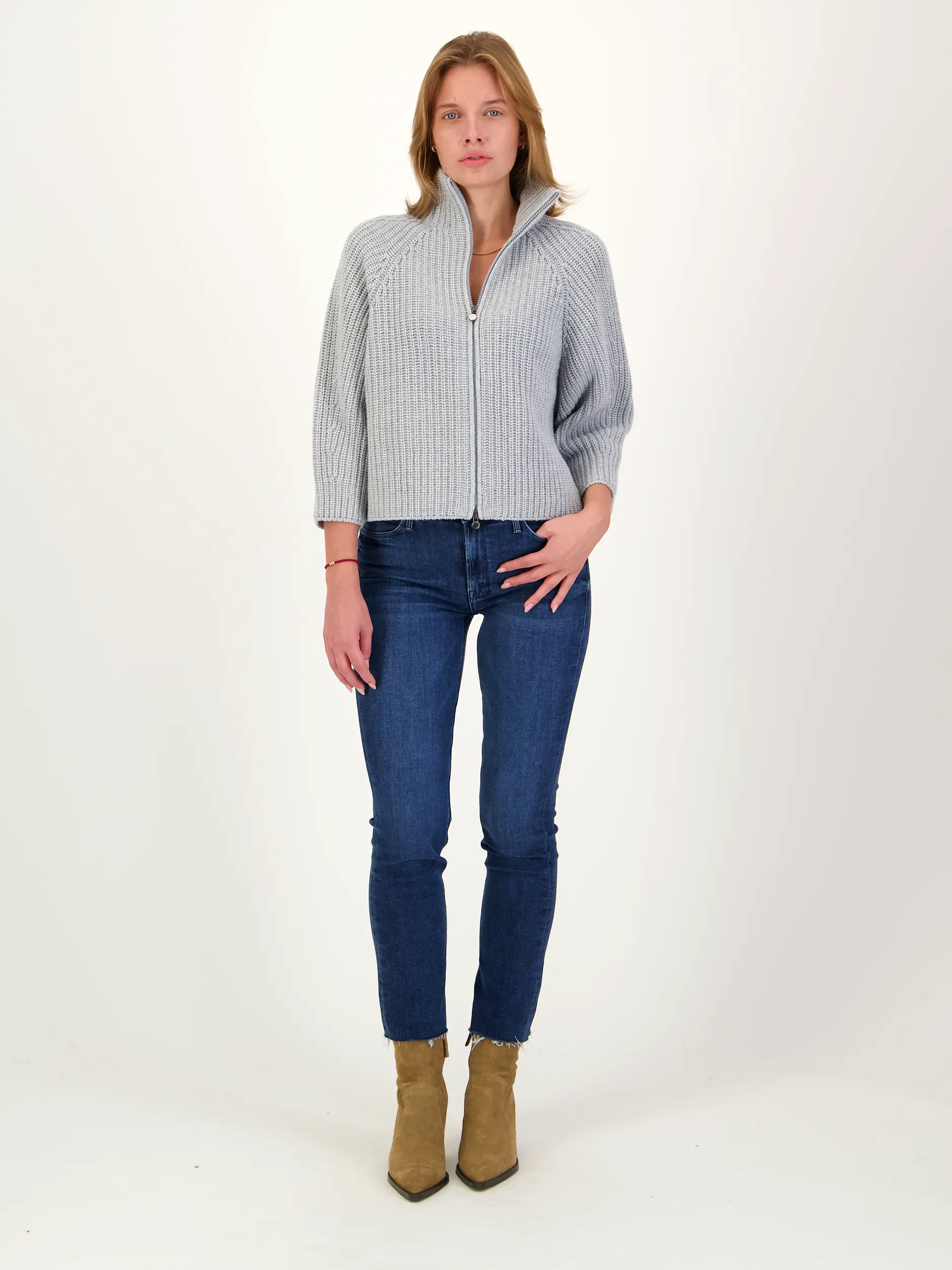 Strickjacke 'Fallou zip' aus Kaschmir - Artikel Teil eines Outfits getragen von einem Modell - Farbe: Grau