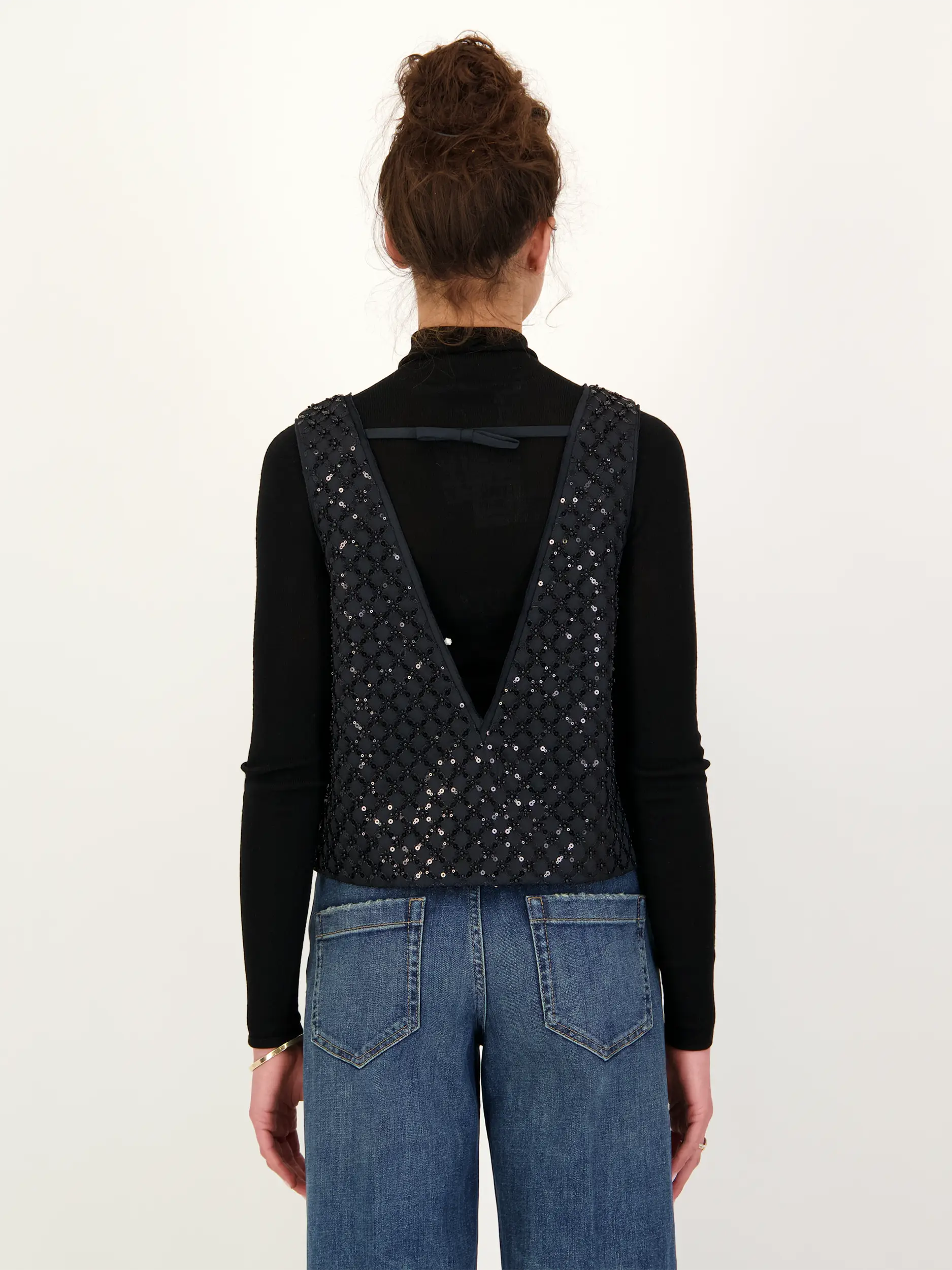 Top mit Pailletten - Artikel Rückseite getragen von einem Modell - Farbe: Schwarz