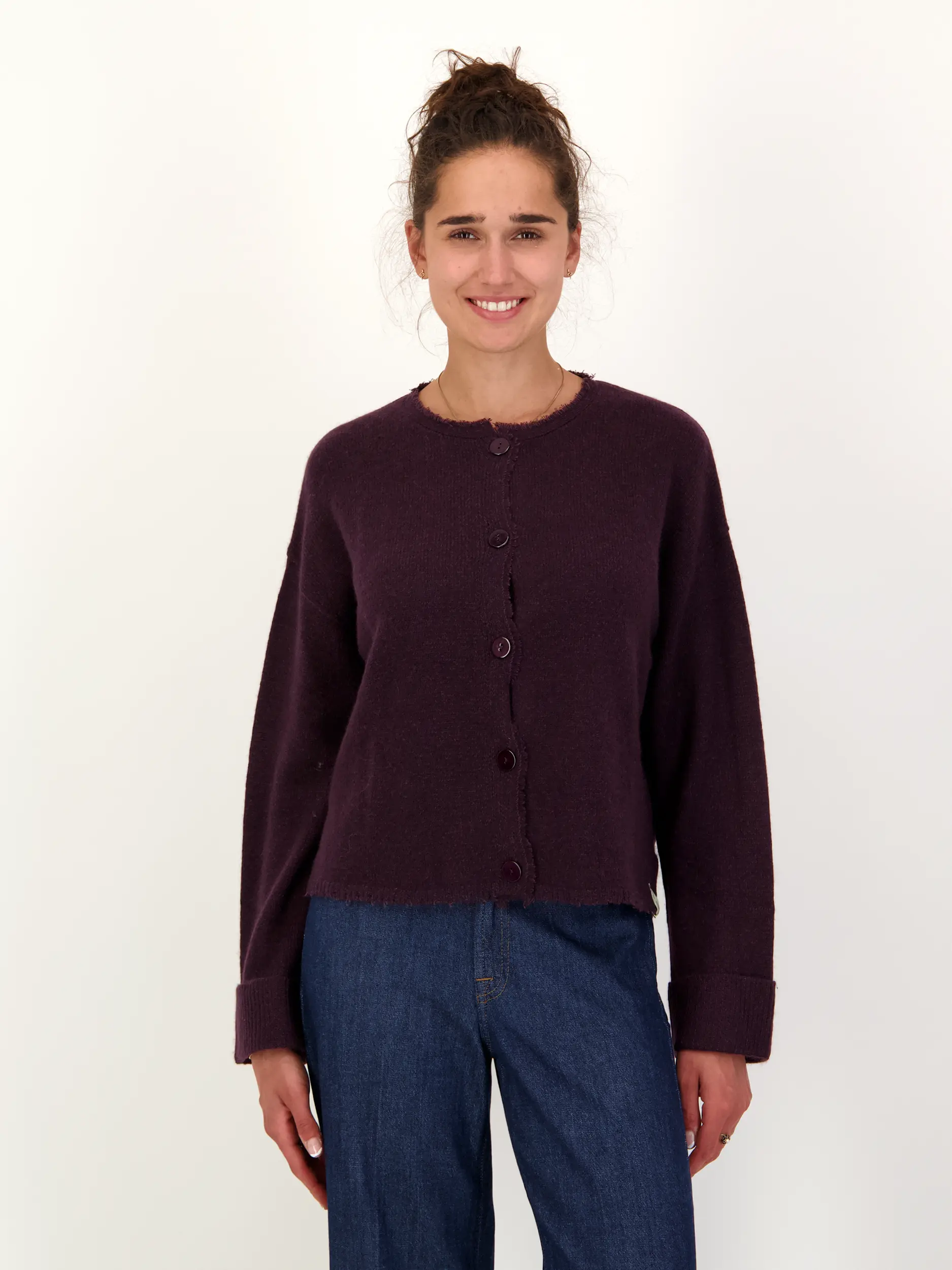 Strickjacke aus Kaschmir-Mix langarm - Artikel Vorderseite getragen von einem Modell - Farbe: Rot