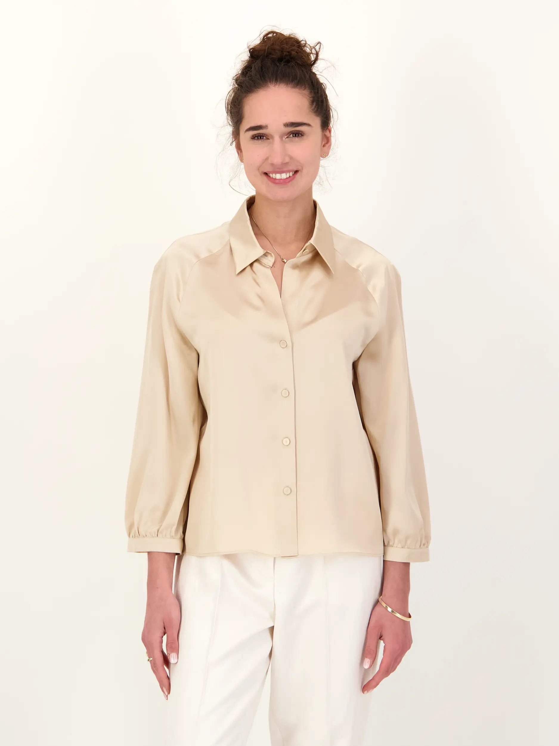 Seidenbluse langarm - Artikel Vorderseite getragen von einem Modell - Farbe: Braun