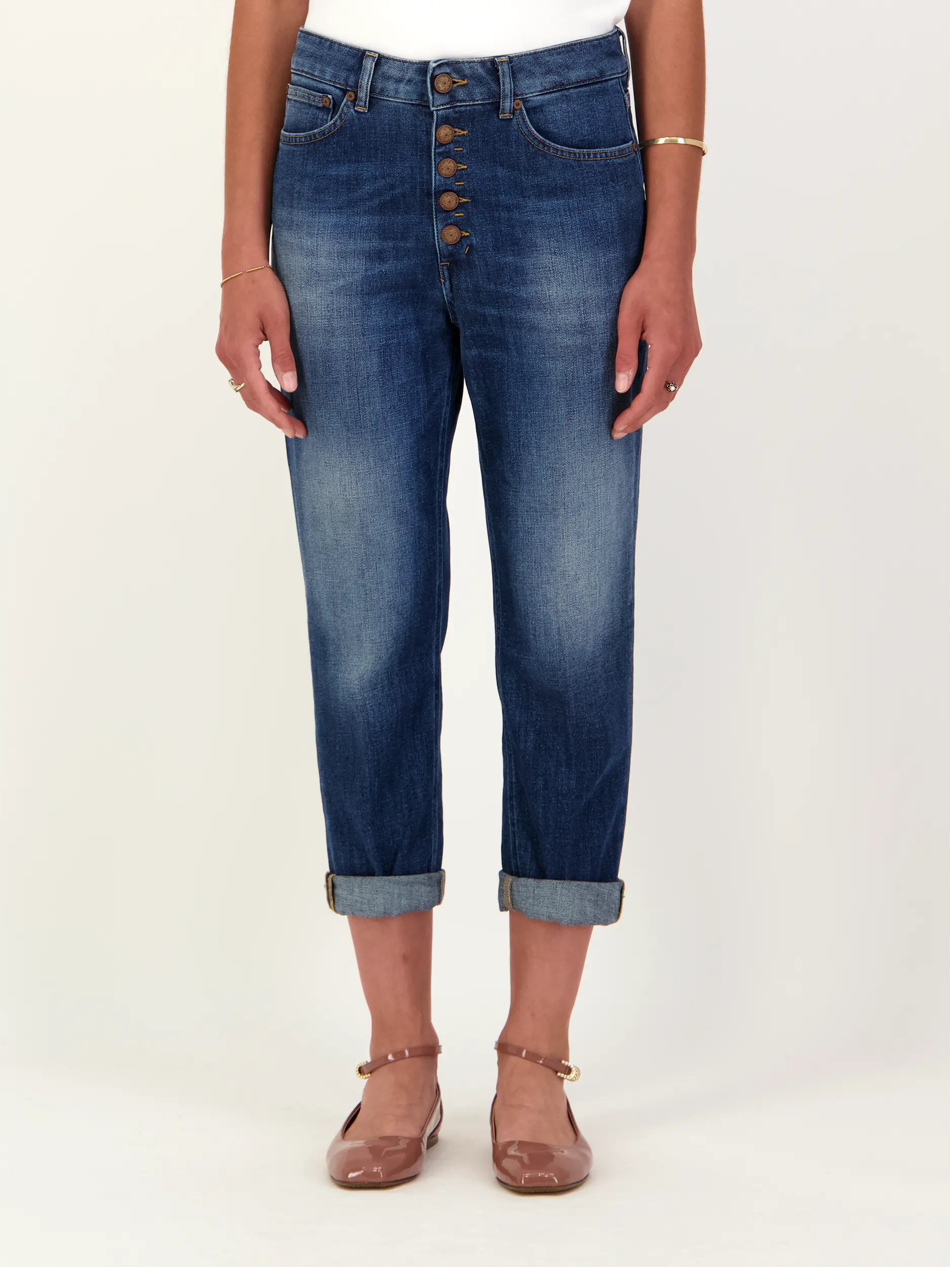 High Rise Loose Fit Jeans - Artikel Vorderseite getragen von einem Modell
