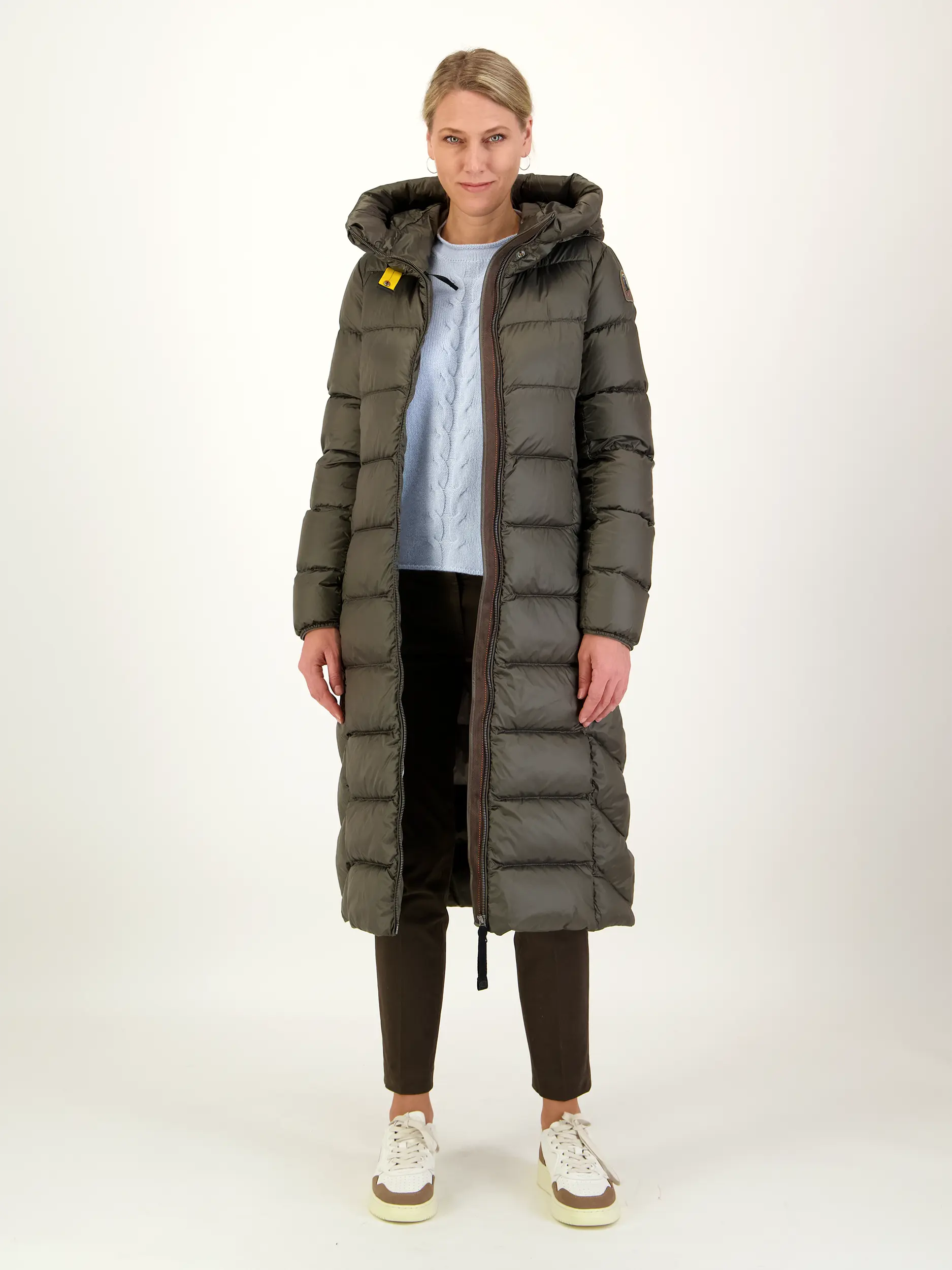 Daunenmantel 'Leah' - Artikel Teil eines Outfits getragen von einem Modell
