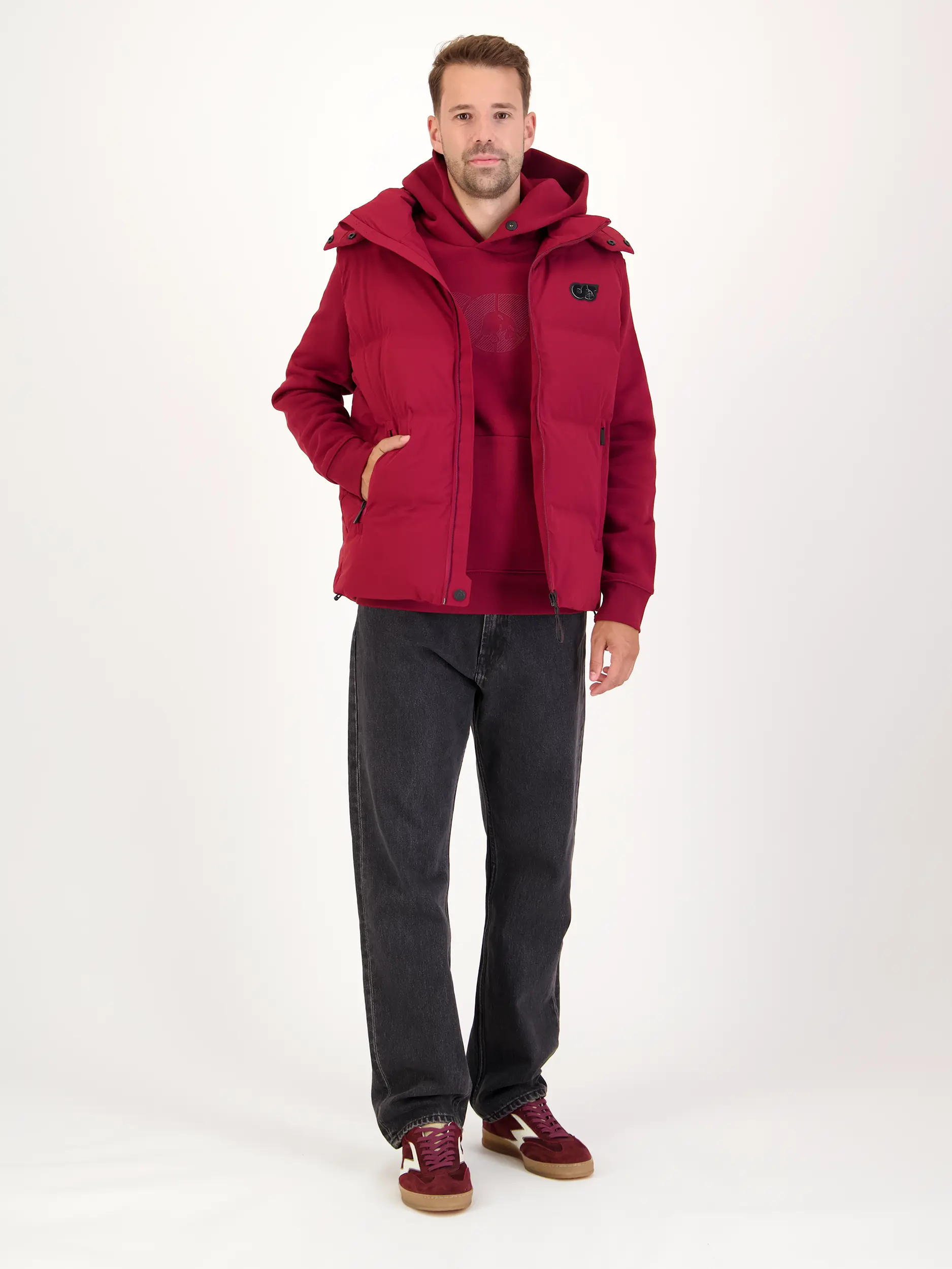 Wasserabweisende Outdoorweste 'Ocoav' aus Daunen - Artikel Teil eines Outfits getragen von einem Modell - Farbe: Rot