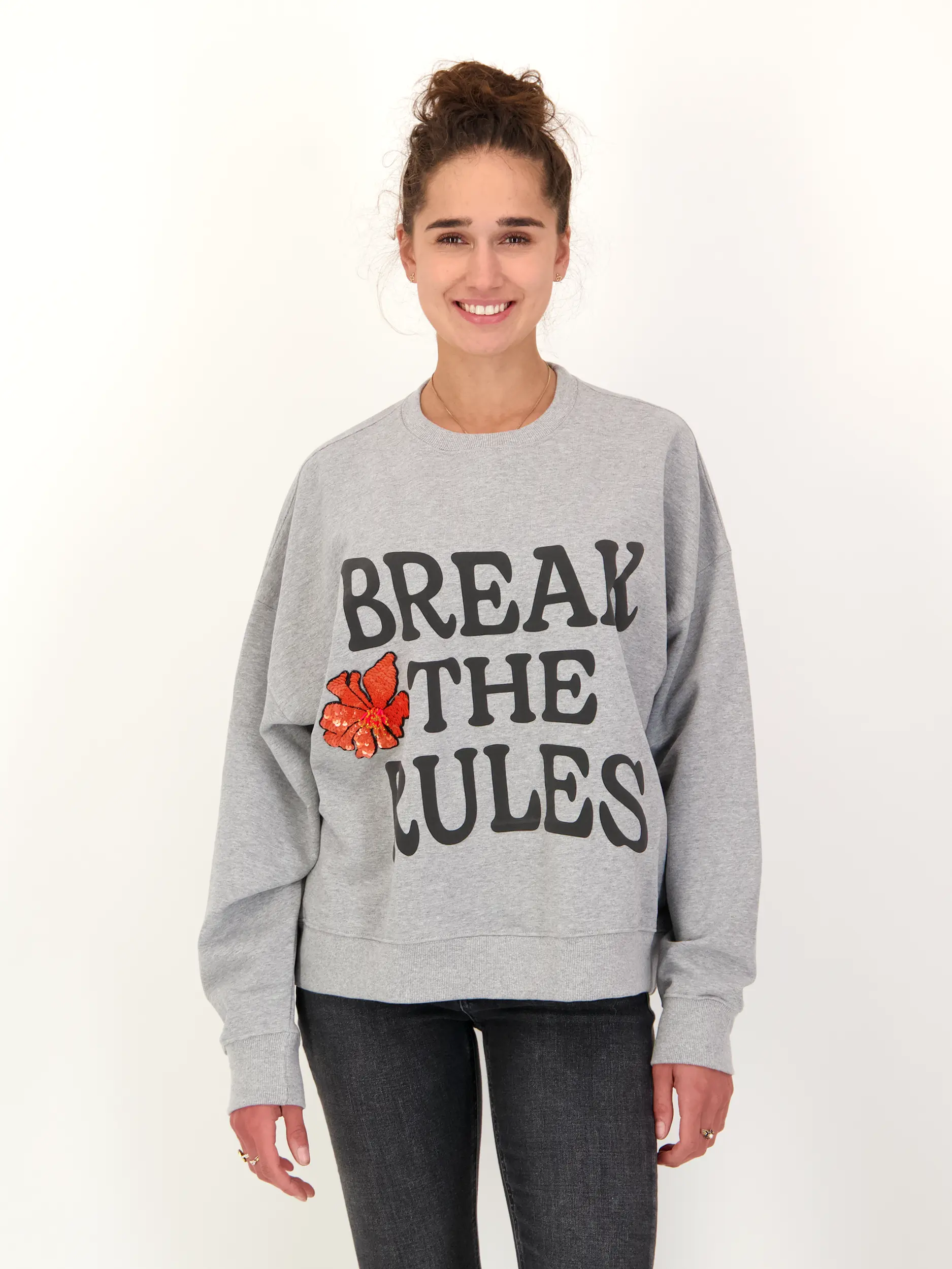 Sweatshirt 'Ixperience' mit Print - Artikel Vorderseite getragen von einem Modell - Farbe: Grau