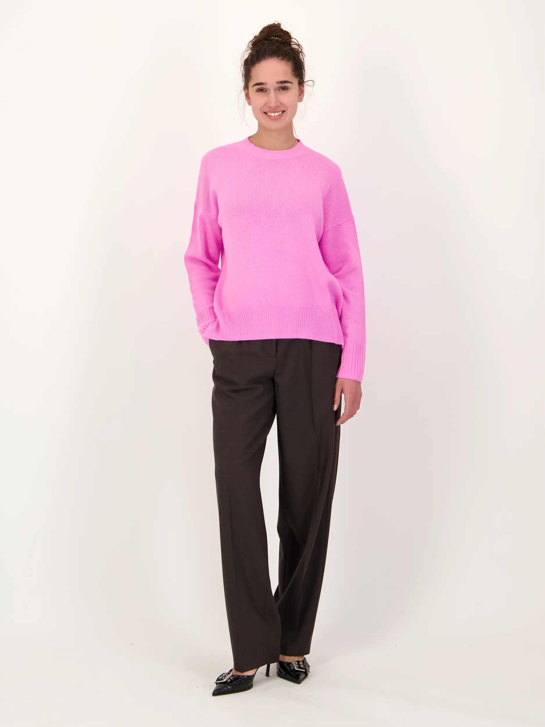 Pullover aus Kaschmir  - Artikel Teil eines Outfits getragen von einem Modell - Farbe: Rosa&Pink