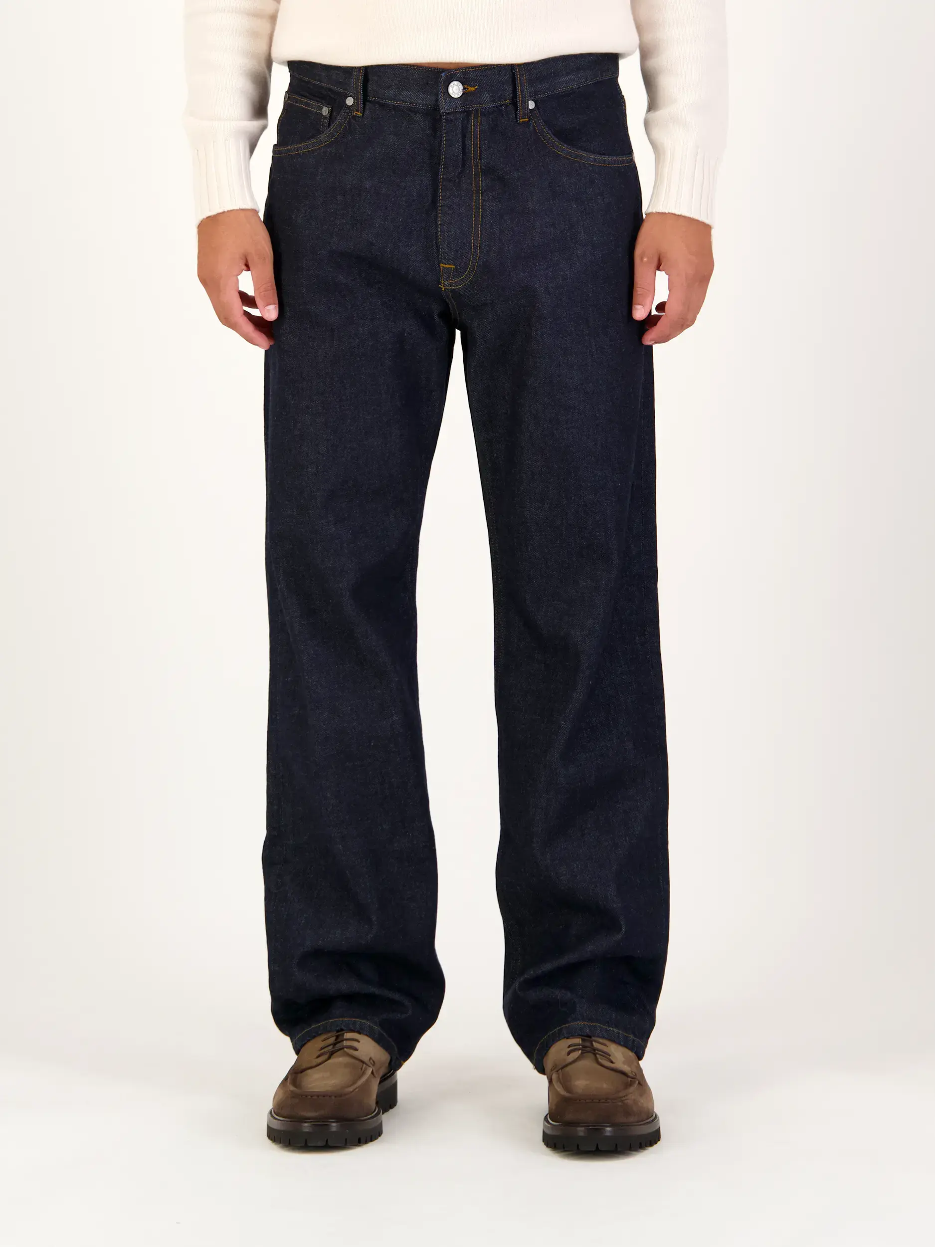 Mid Rise Wide Leg Jeans 'Otis' - Artikel Vorderseite getragen von einem Modell - Farbe: Blau