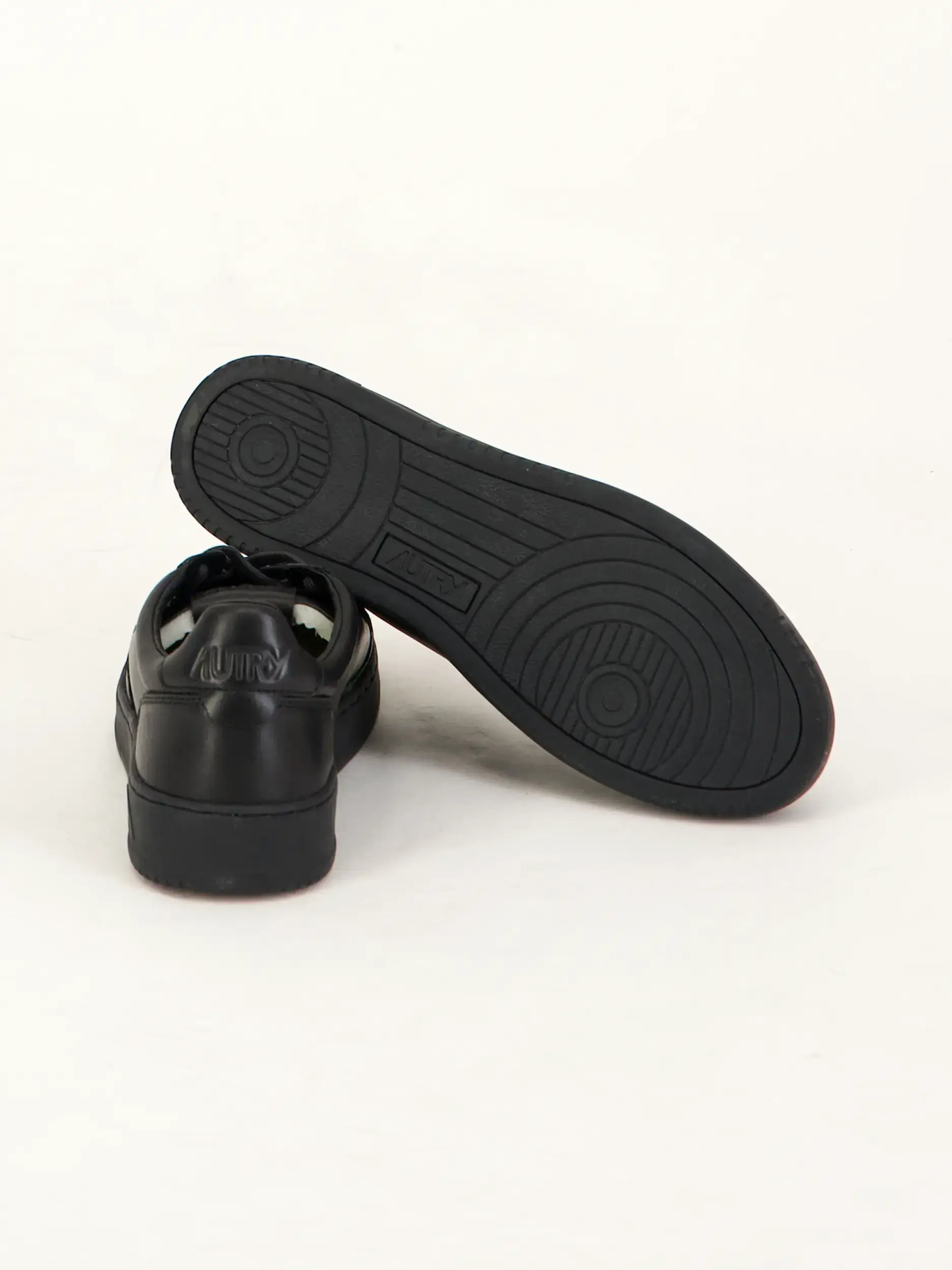 Sneaker 'Medalist' aus Leder - Artikel Rückseite getragen von einem Modell - Farbe: Schwarz