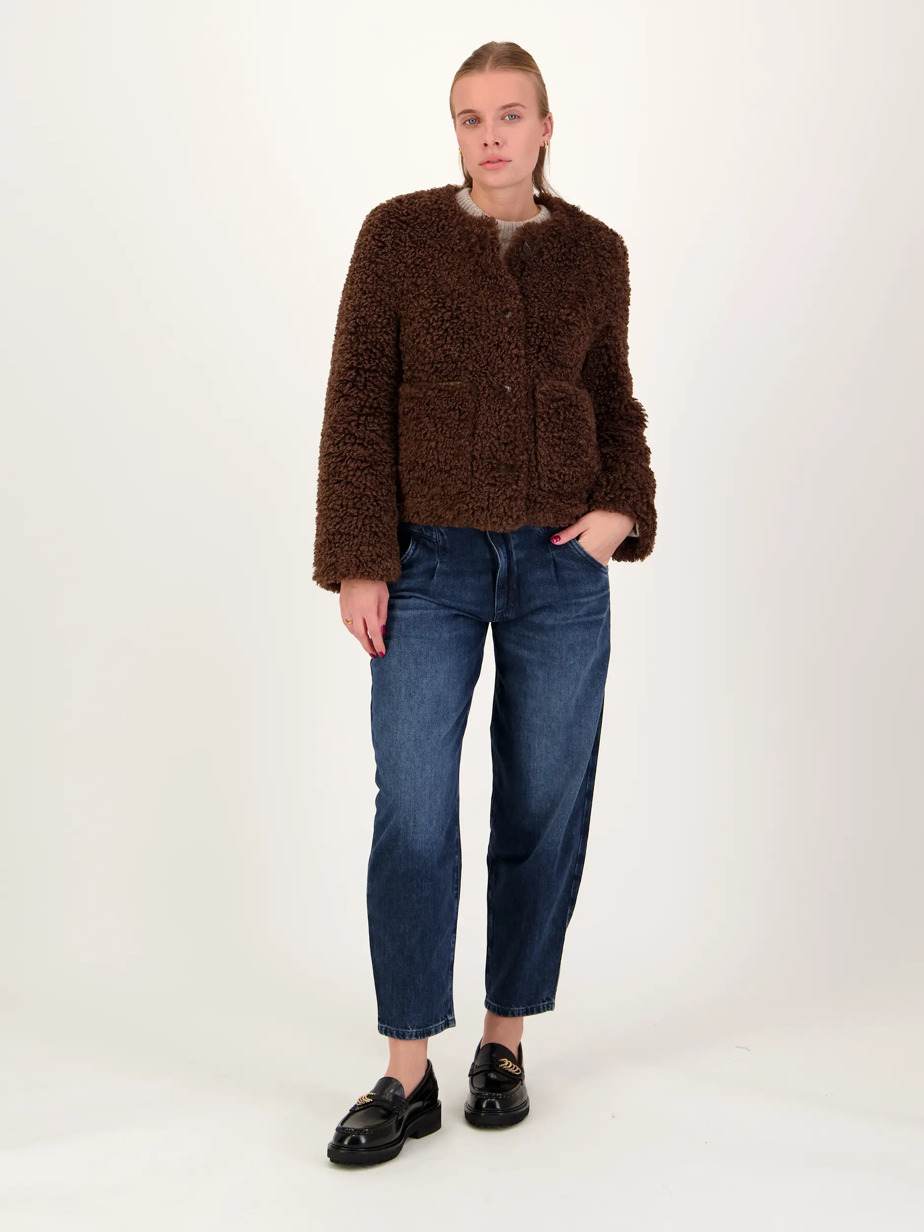 Teddyjacke 'Emilia' - Artikel Teil eines Outfits getragen von einem Modell - Farbe: Braun